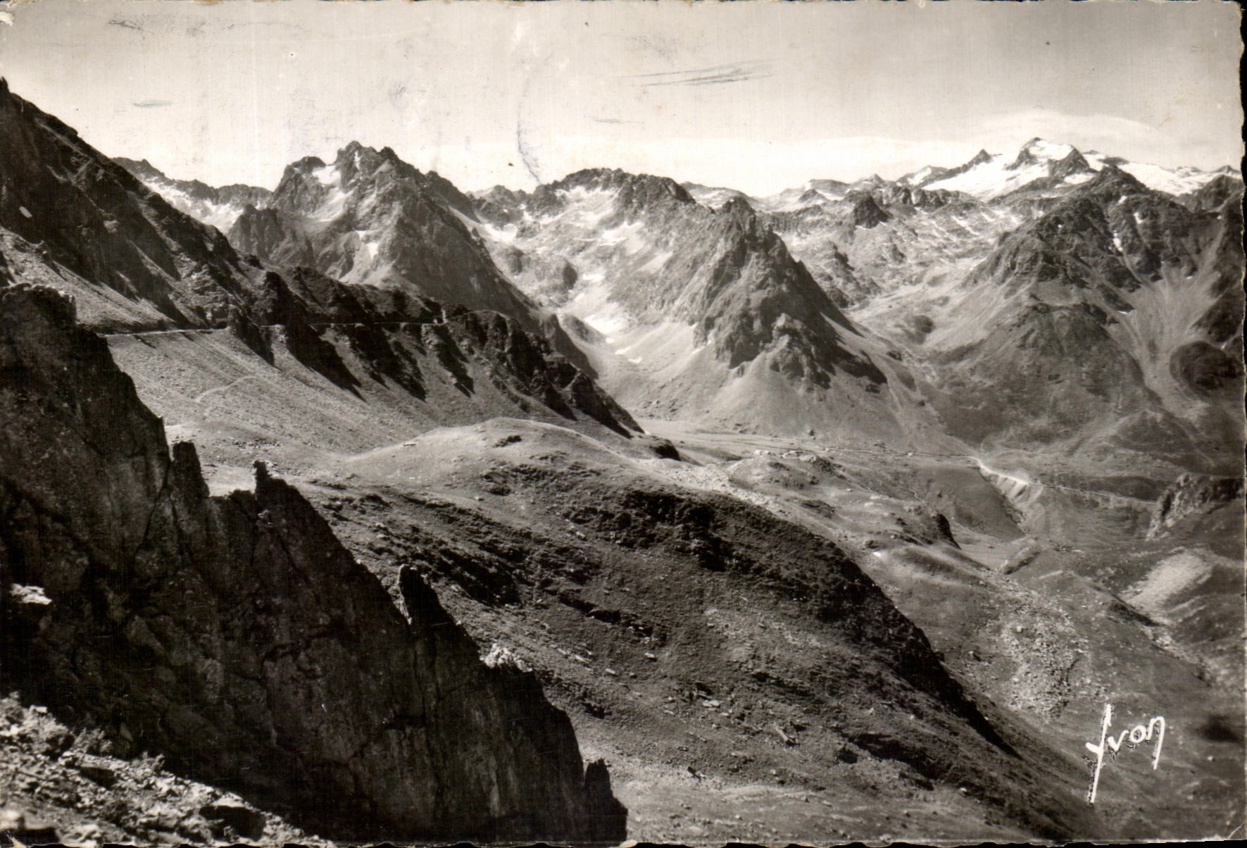 Les Hautes Pyrénées — Route du Tourmalet, massif du Marbaje et le Mont Perdu (3352 m) — J. Yvon