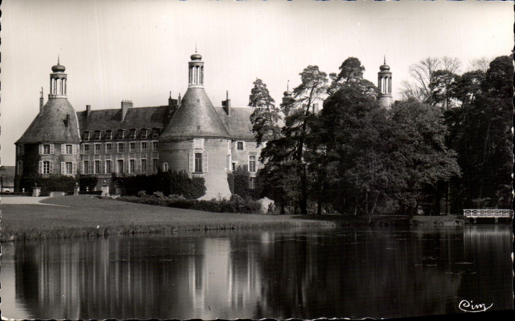 CPSM St Fargeau Le Chateau et la Plece d eau