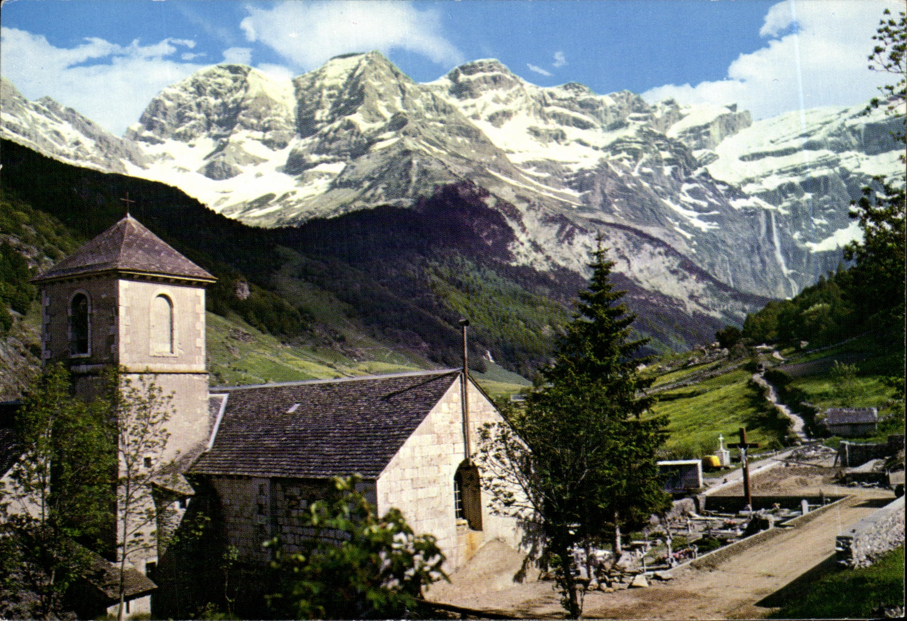 CPSM Gavarnie L Eglise Au fond le Cirque