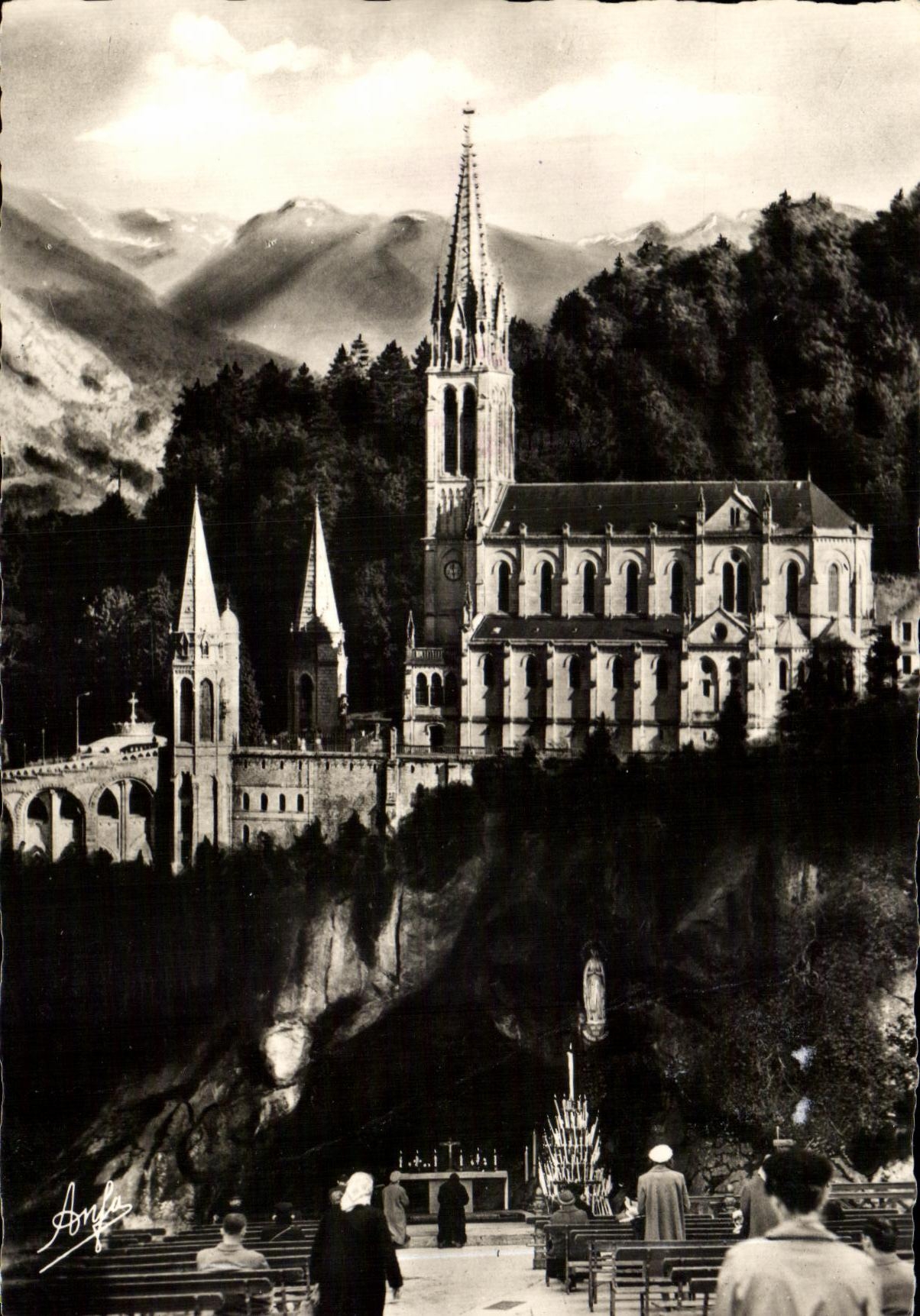 CPSM Lourdes La Basilique et la Grotte