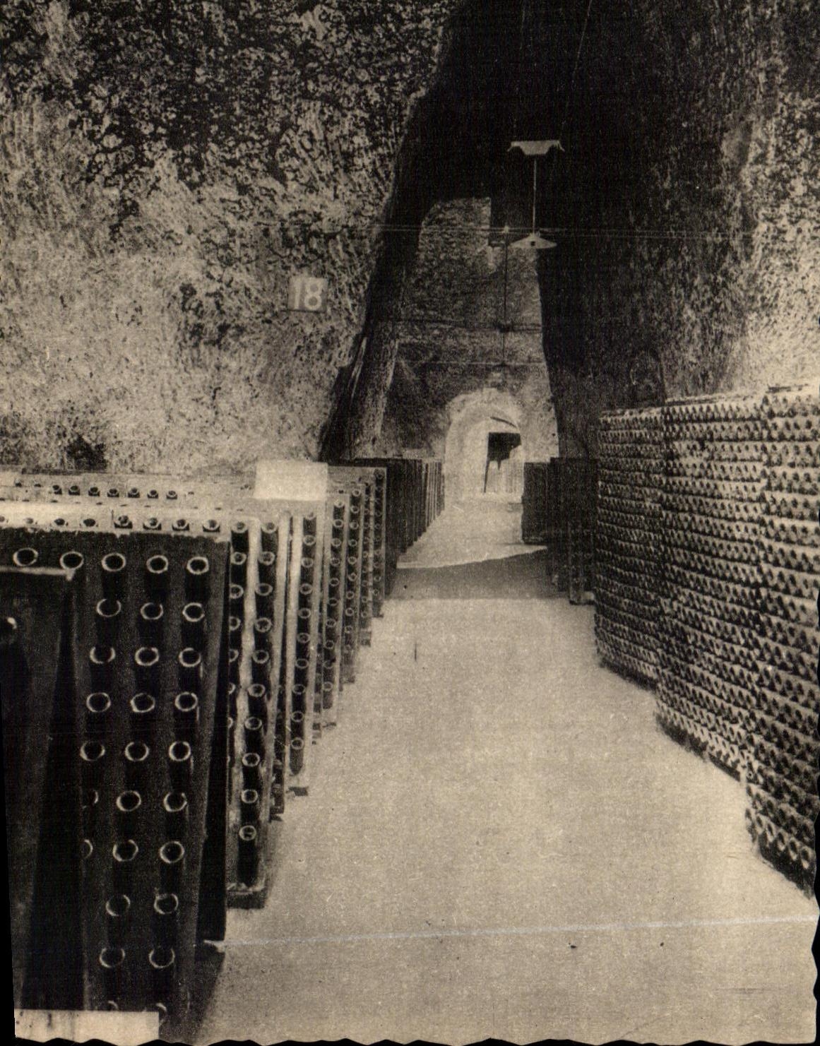 CPA Champagne Pommery Greno Reims Enfilade de Crayeres