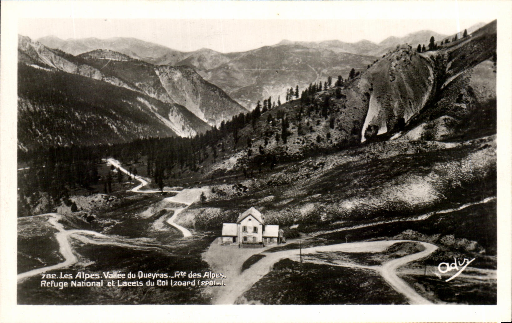 Die Alpen. Tal des Queyras. Route des Alpes. Nationaler Schutzraum und Kurven des Col Izoard (2881m) — Adir
