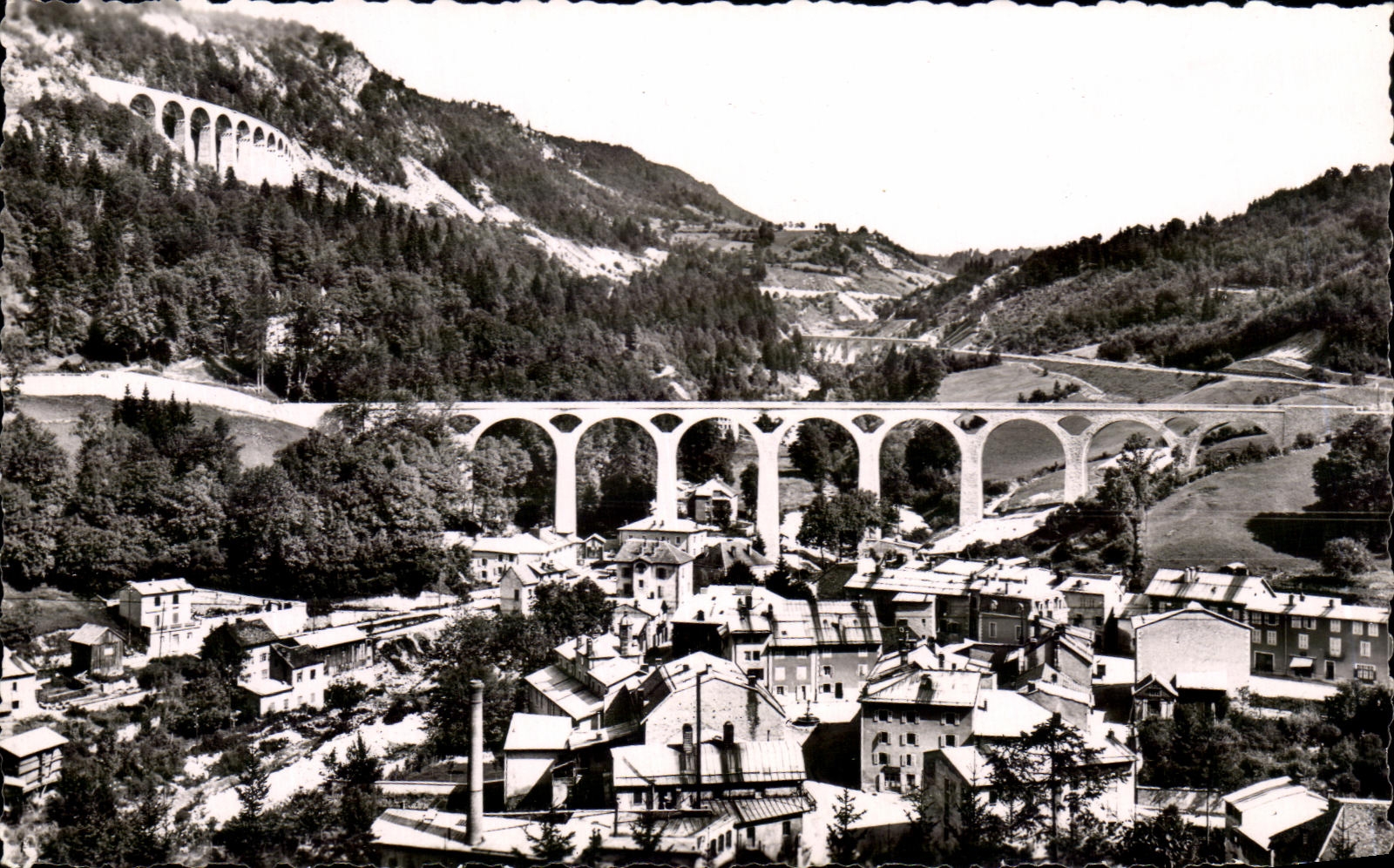 Morez (Jura) — Sur la Route Blanche. Les Grands Viaducs — Michaux et Fils, Bellegarde