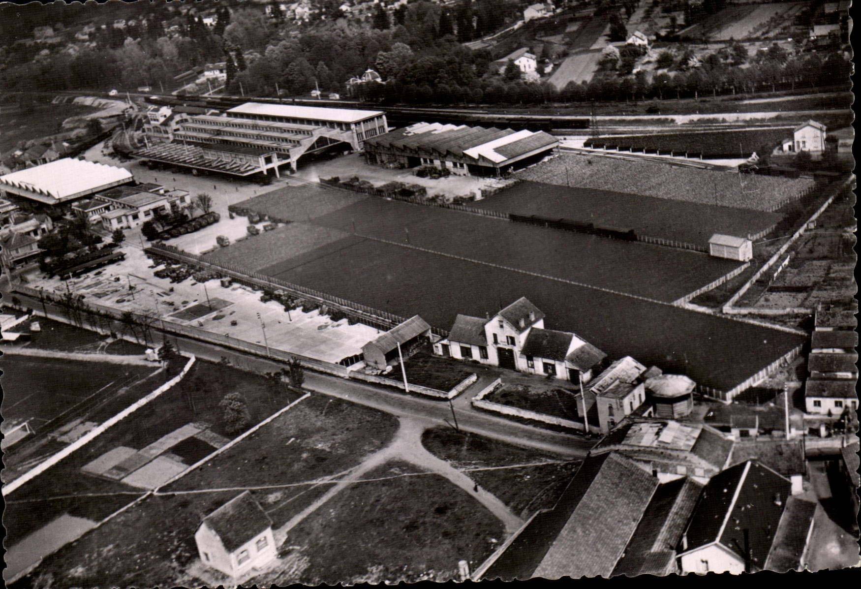 Saint-Yorre (Allier) — Vue aérienne de l'usine de la Société Commerciale des Eaux Minérales du Bassin de Vichy — Photo aérienne PIERREL, Vichy