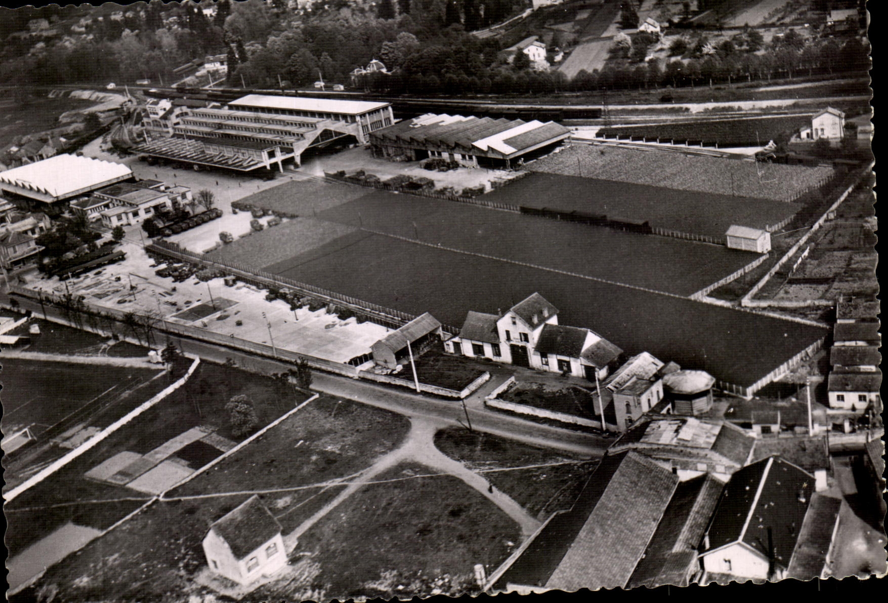 Saint-Yorre (Allier) — Aerial view of the factory of the Société Commerciale des Eaux Minérales du Bassin de Vichy — Photo Pierre Vichy