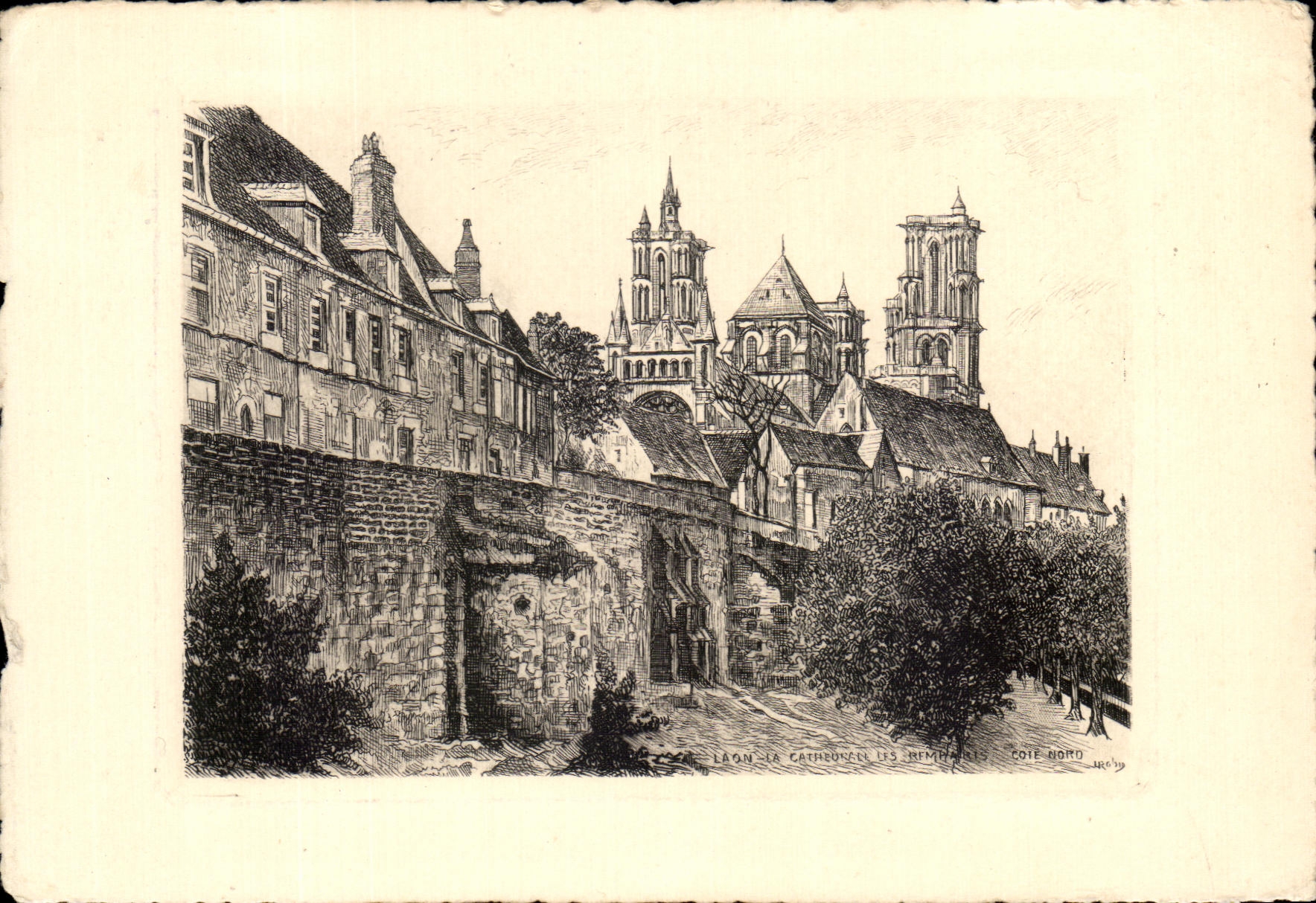 CPSM Laon La cathedrale et les remparts
