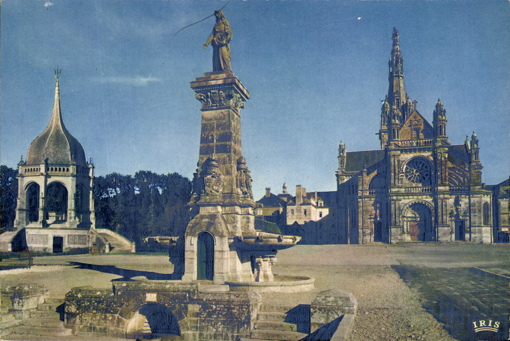 CPM Saint Anne D Auray Le Monument aux Morts