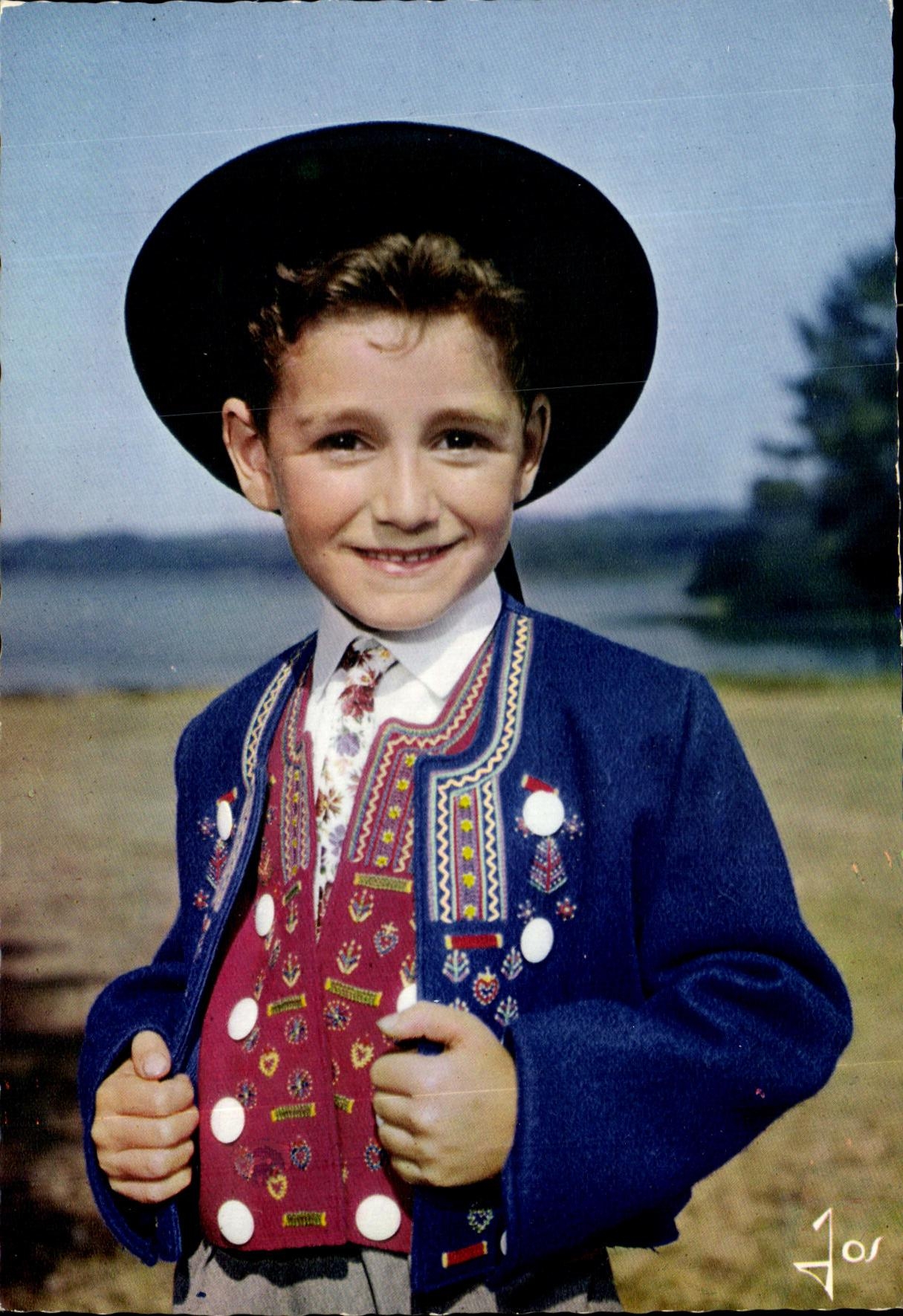 CPM La Bretagne En Coueurs Petit Garcon en costume de Plougastel Daoulas