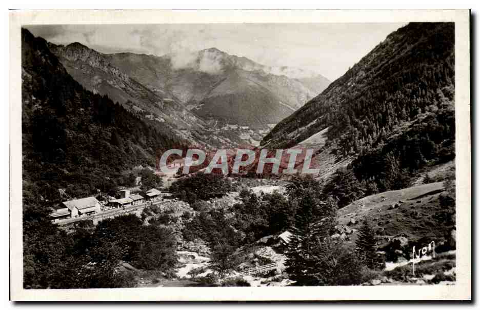 Cauterets (Hautes-Pyrénées) — vue panoramique du village encaissé — Éditions La Rallière, B. 2039