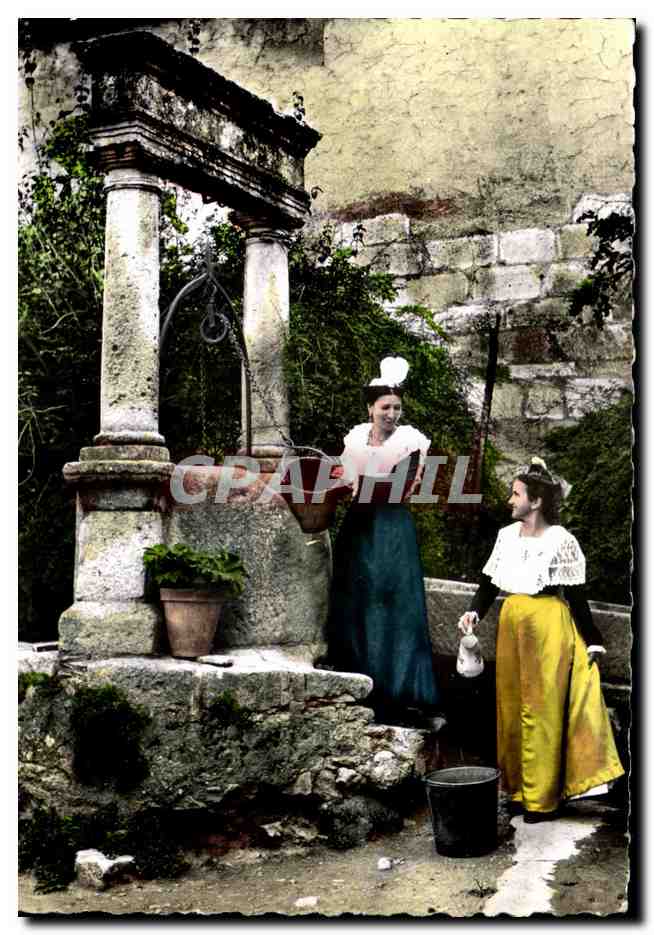 CPSM Provence Arlesiennes devant un Vieux Puits Folklore Costume