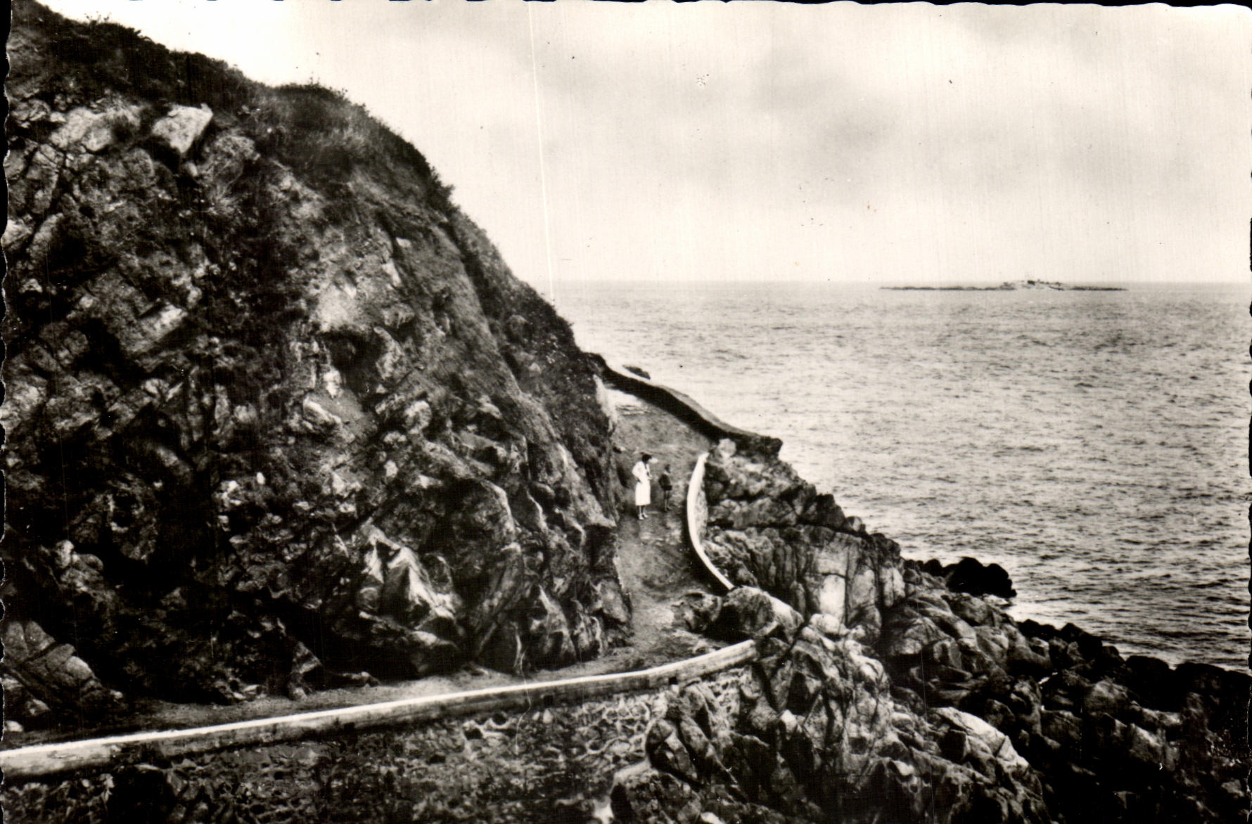Sentier en corniche à la pointe de St-Quay — St-Quay-Portrieux (C.-du-N.) — Édition « La Bretagne »