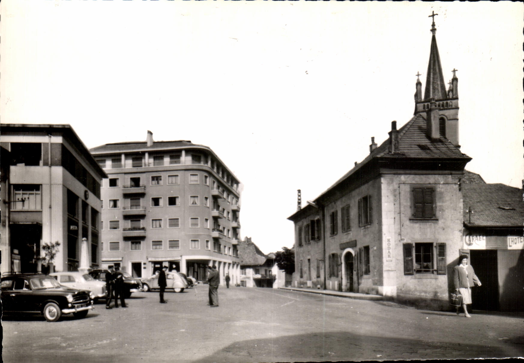 Saint-Julien-en-Genevois — Place de la Poste et l'Église — Les Éditions J. GILLARD (Rhône)