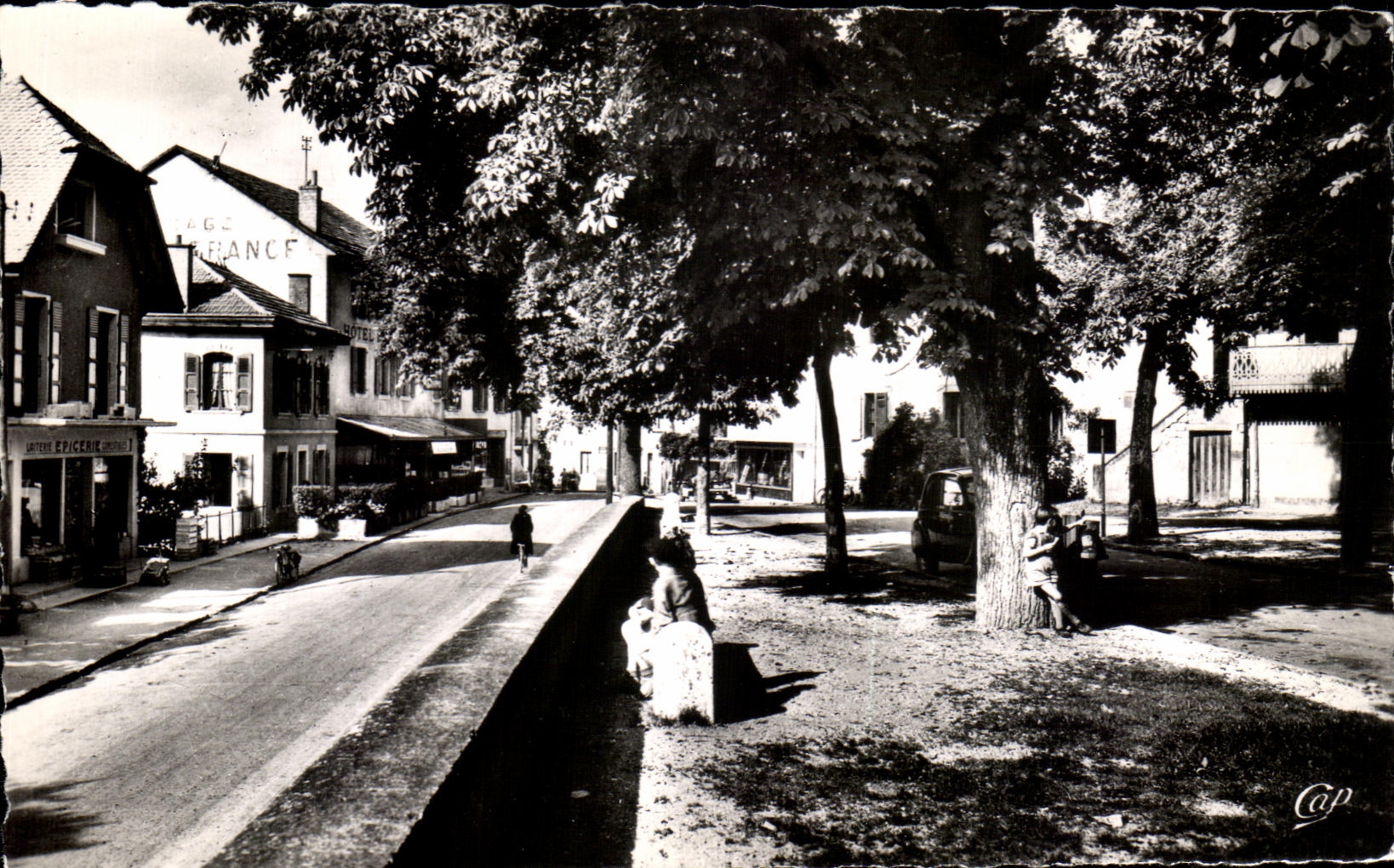 Saint-Julien-en-Genevois — La Promenade et l'Hôtel de France — C.A.P. Réal-Photo