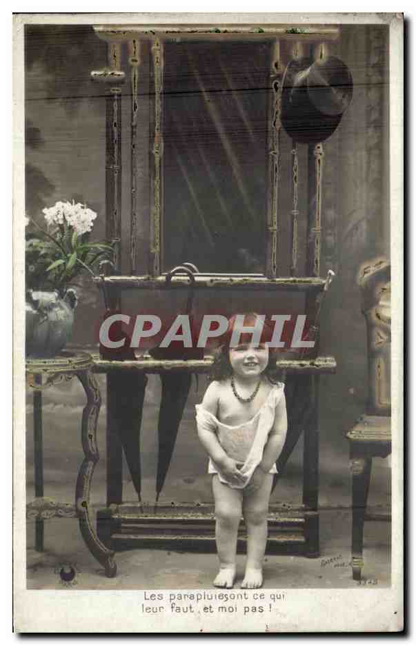 CPA Les Parapluies ont Ce Qui Leur Faut Et Moi Pas Enfant