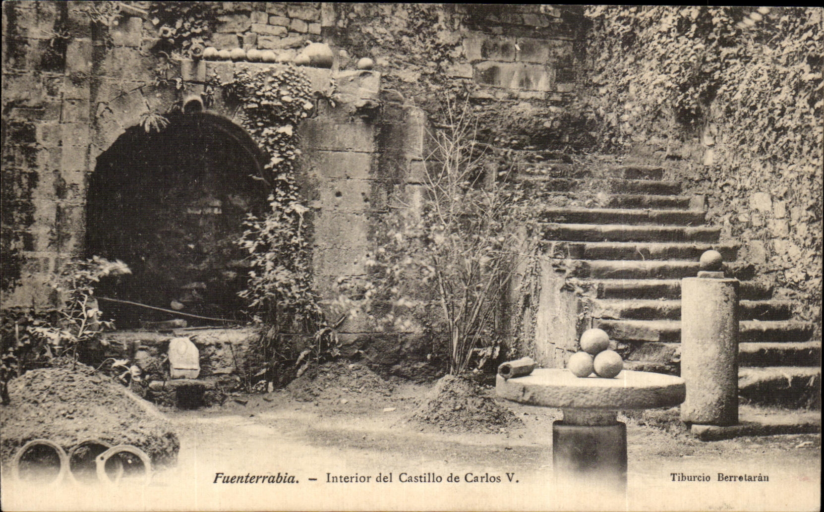 CPA Fuenterrabia Interior Del Castillo de Carlos V