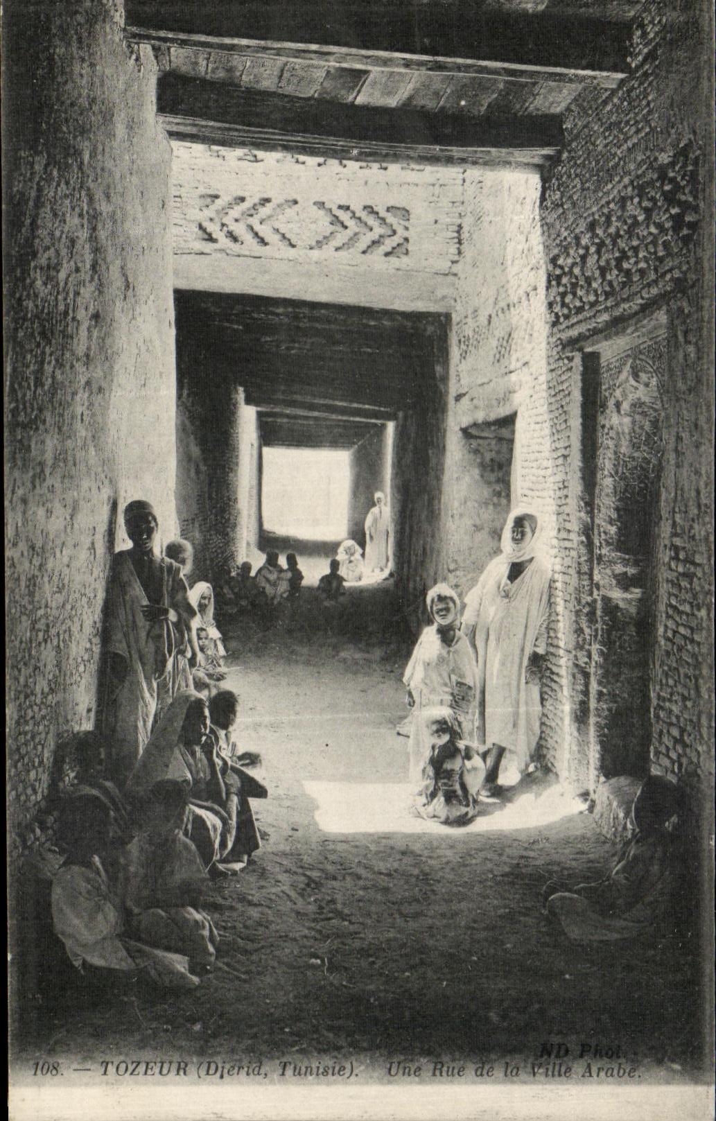 CPA Tozeur Une Rue de la Ville arabe Tunisie 