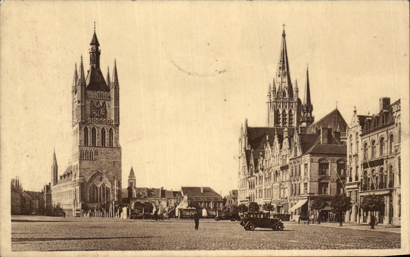 CPA La Grand Ypres Place Rol Albert Cathedrale St Martin et Beffral