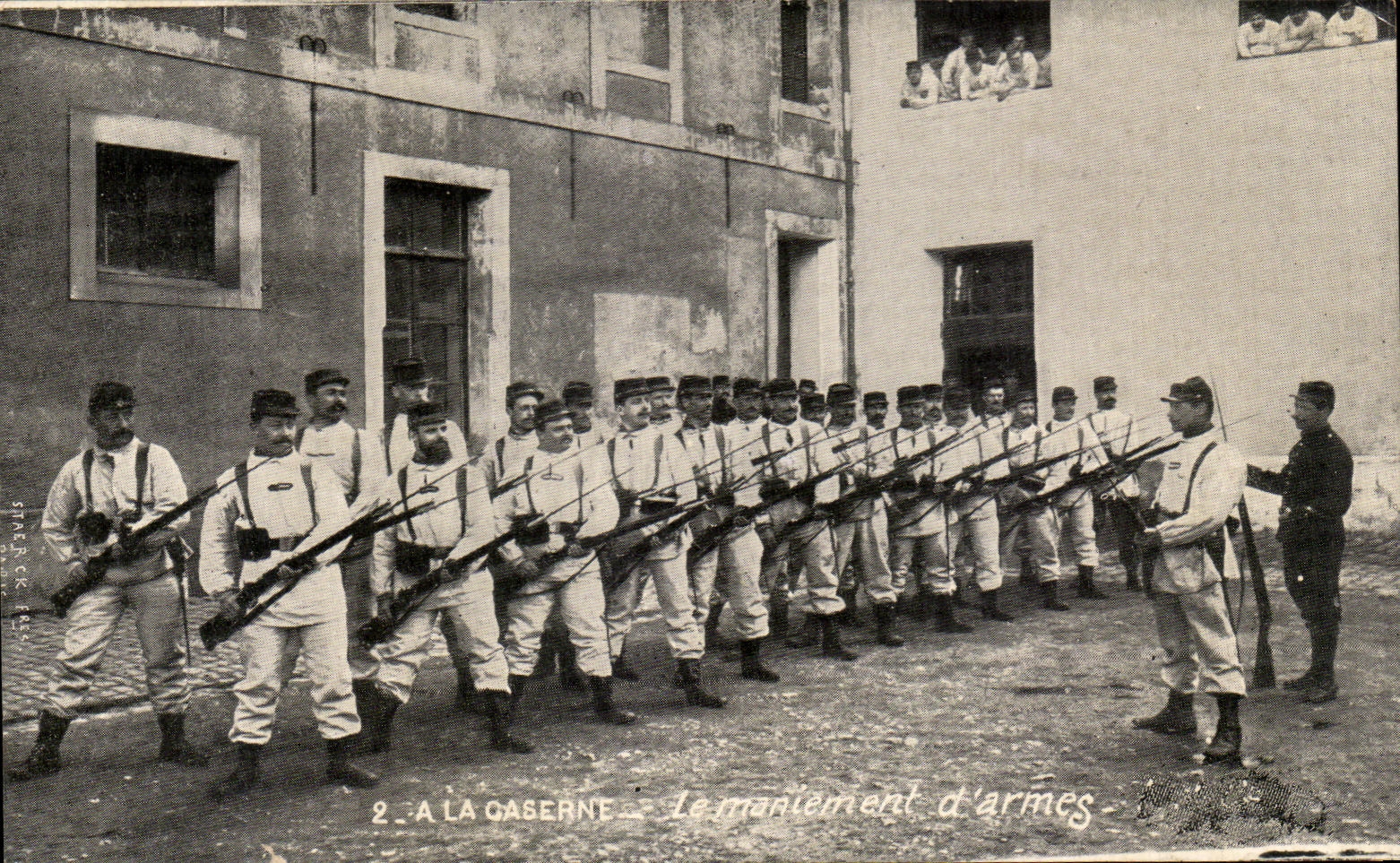 CPA La Caserne Le maniement D Armes Militaria