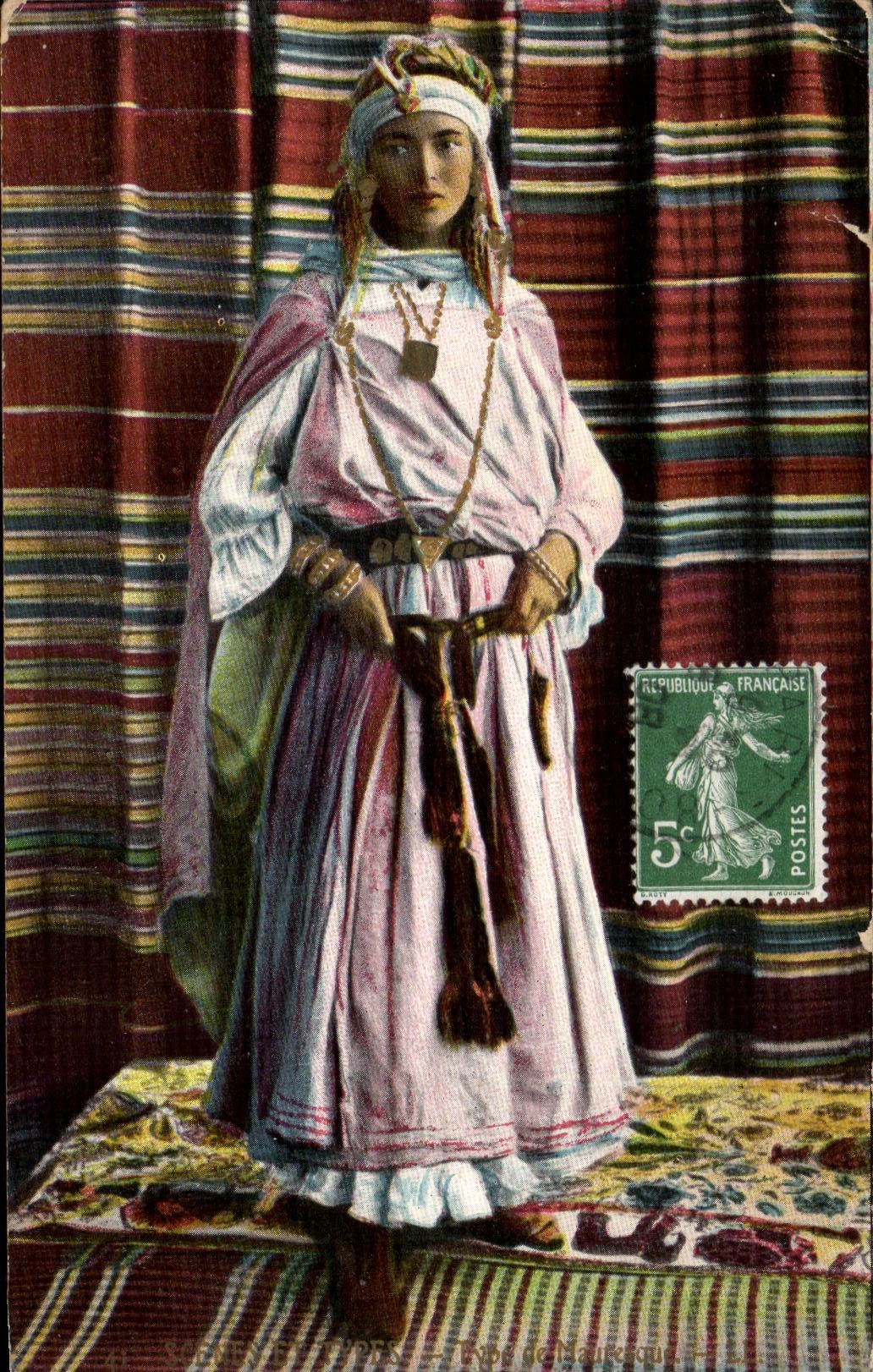 CPA Scenes et types Robe de Mauresque Femme