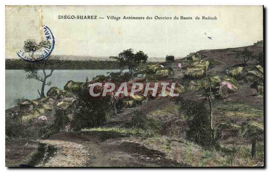 CPA Diego Suarez Village Antemoure des Ouvriers du Bassin de Radoub Madagascar