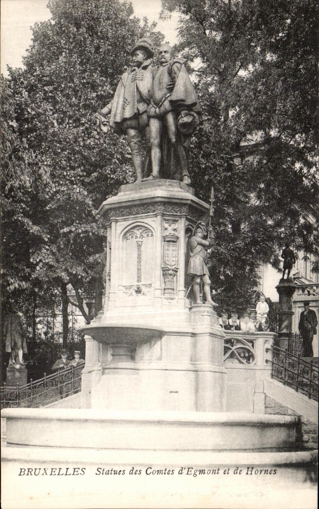 CPA Bruxelles Statues des Comtes d Egmont et des Hornes