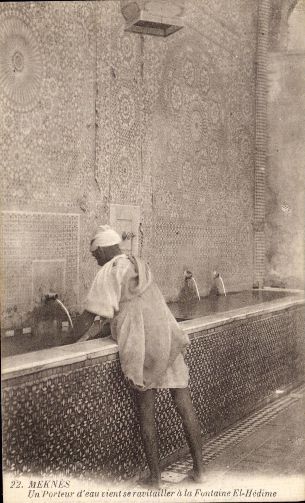 CPA Meknes Un porteur d eau vient se ravitailler a la Fontaine El Hedime 