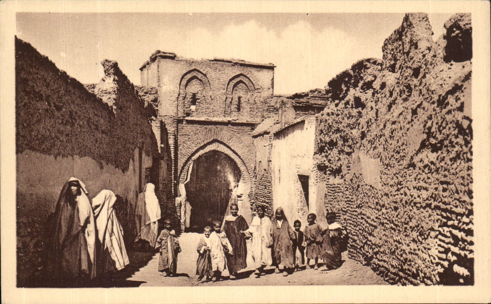 CPA Marrakech Une Rue Femme et enfants