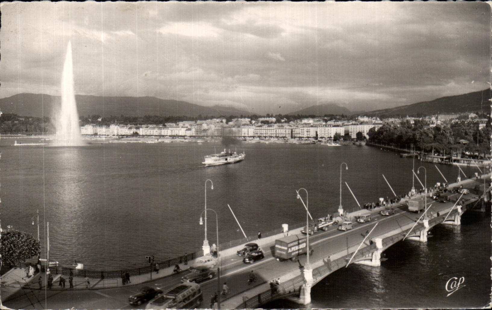 CPSM Geneve Pont du Mont Blanc Le jet d eau et la rade