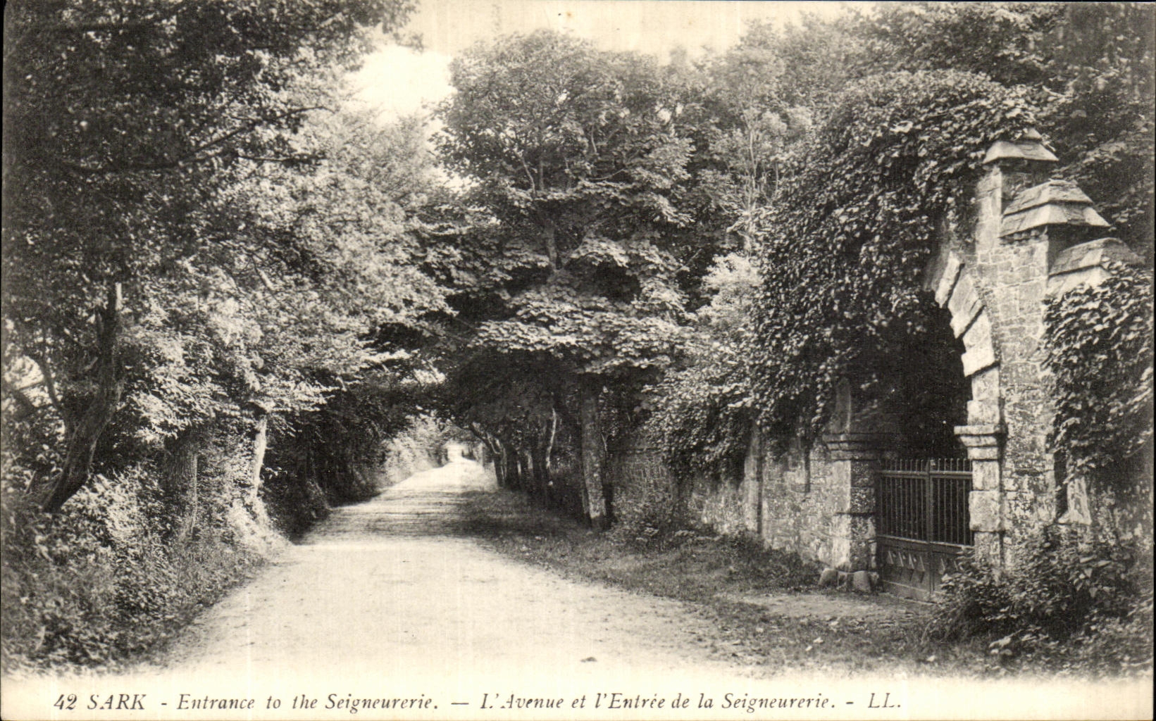 CPA Sark Entrance to the Seigueurerie