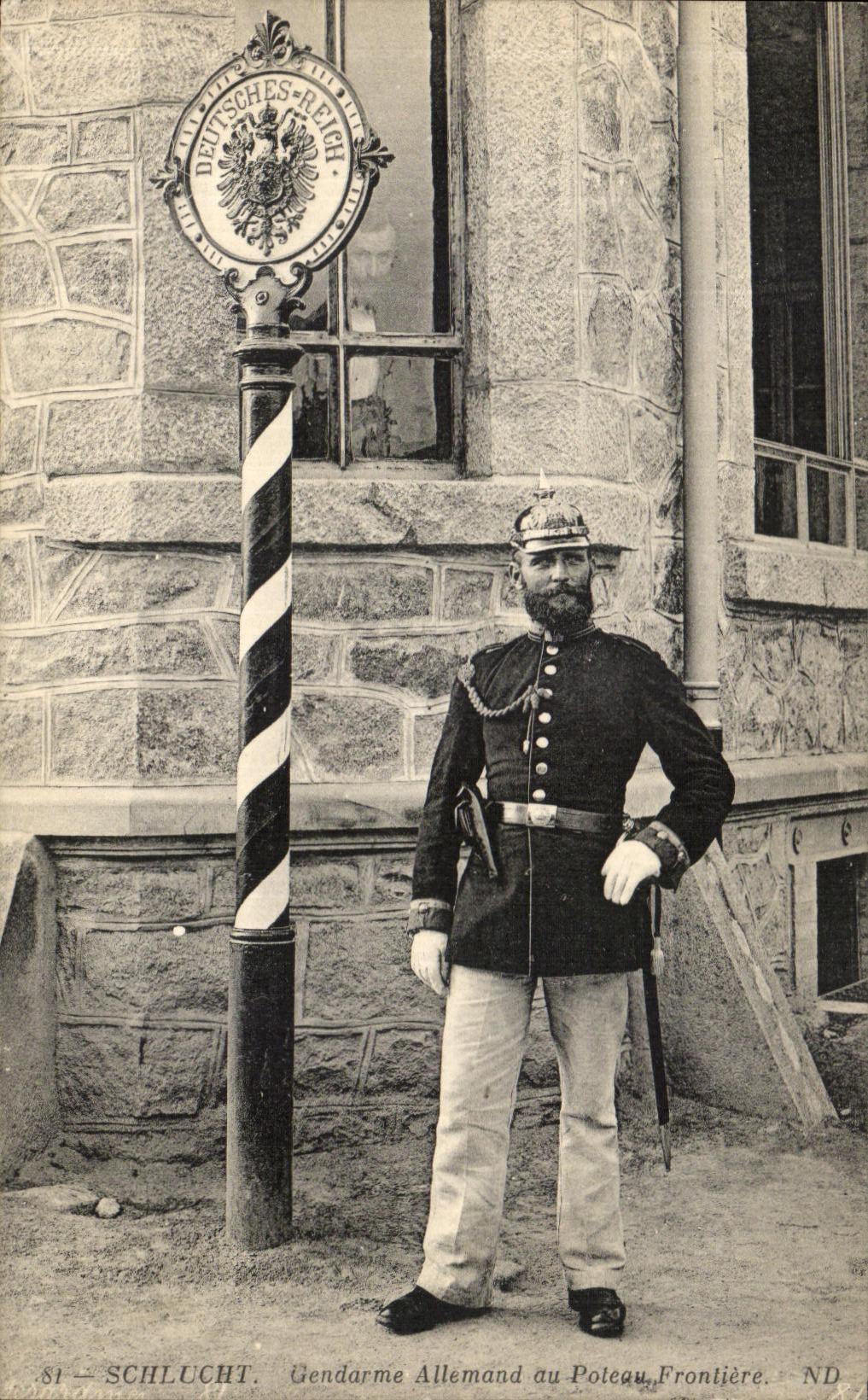 Schlucht — Deutscher Gendarm am Grenzpfosten — ND