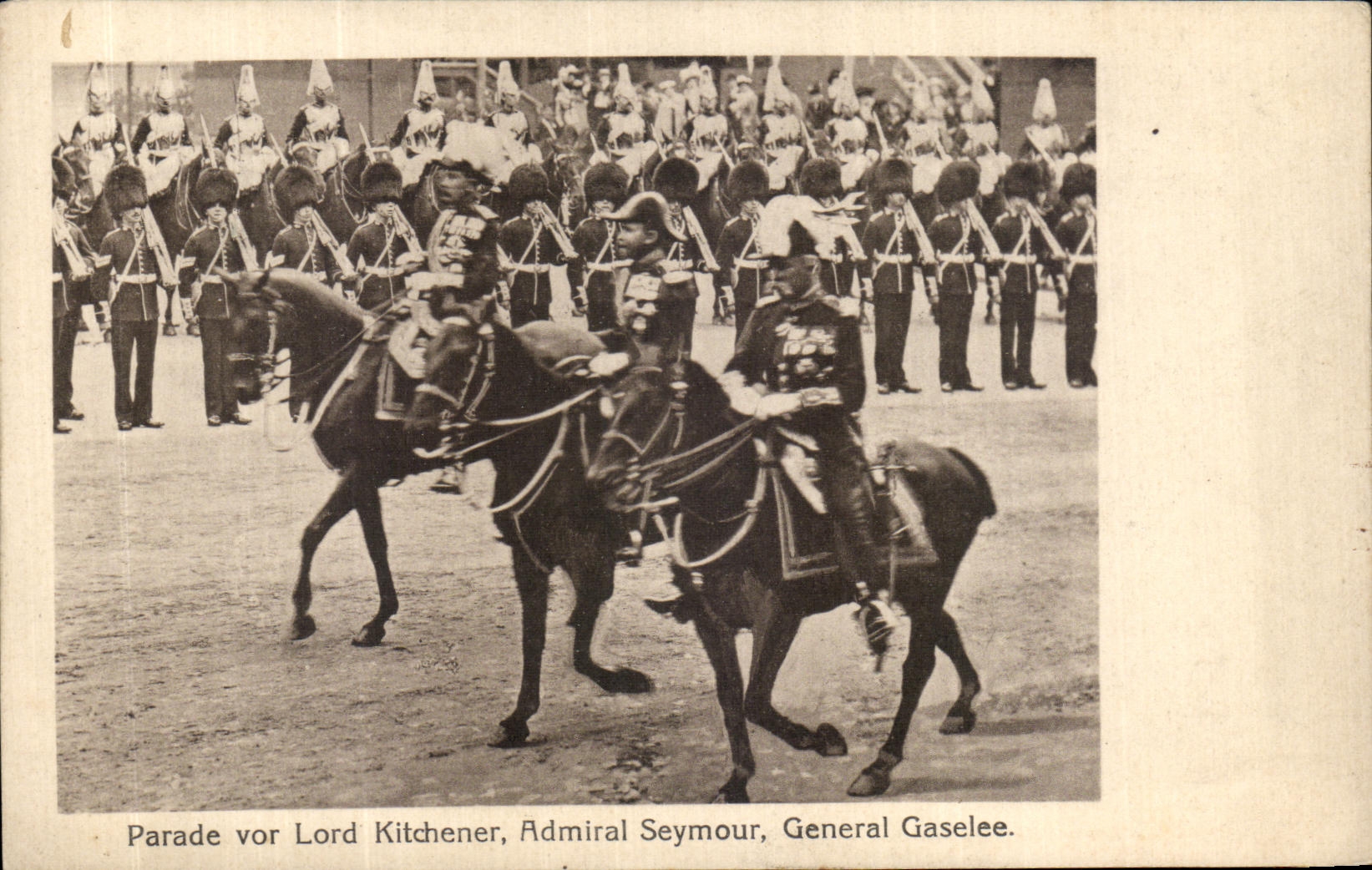 Parade vor Lord Kitchener, Admiral Seymour, General Gaselee — Kriegs-Erinnerungs-Karte, série XIII, n° 3, éditeur Dr. Trenkle & Co. Leipzig