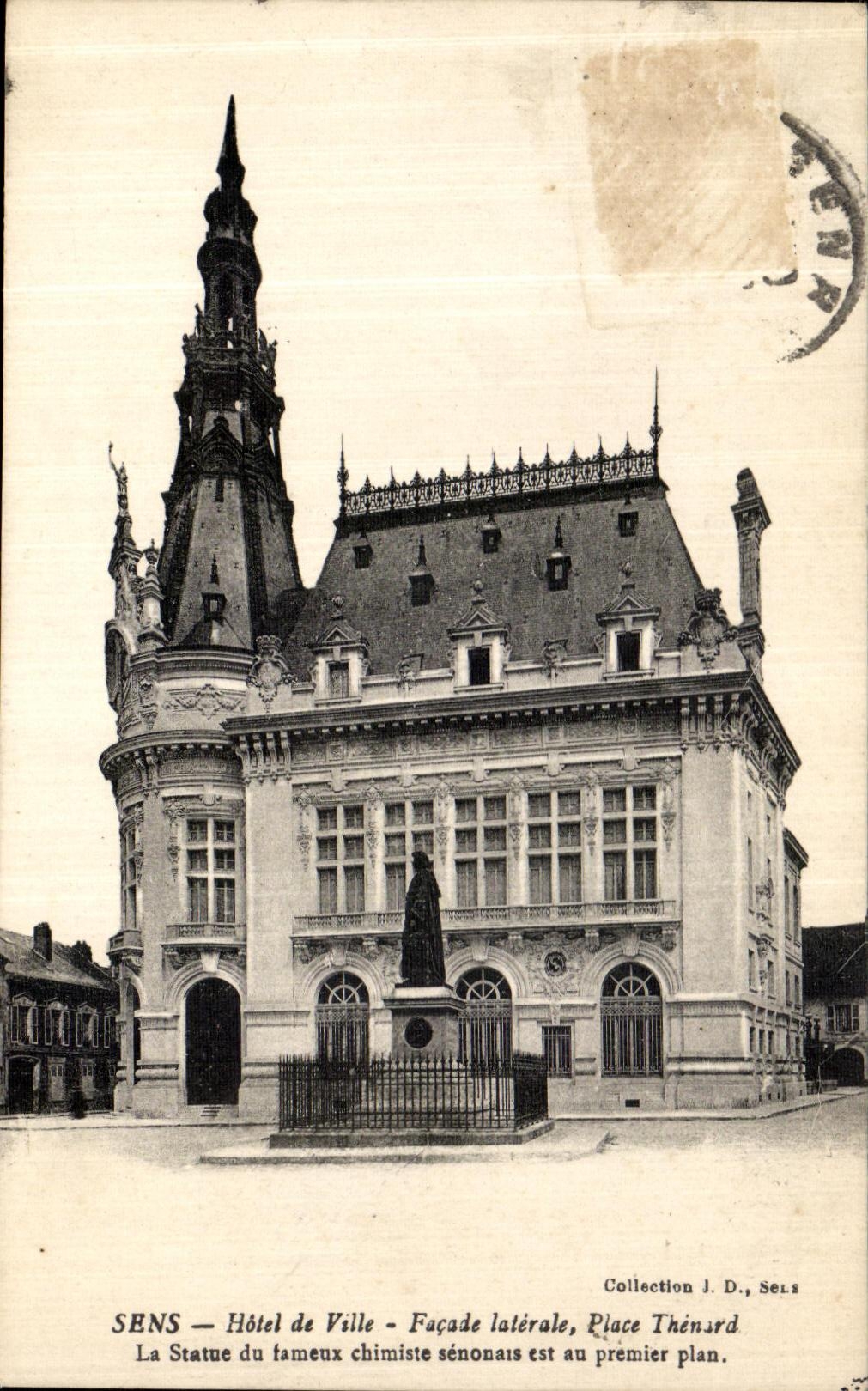 SENS — Hôtel de Ville — Façade latérale, Place Thénard. La Statue du fameux chimiste sénonais est au premier plan.