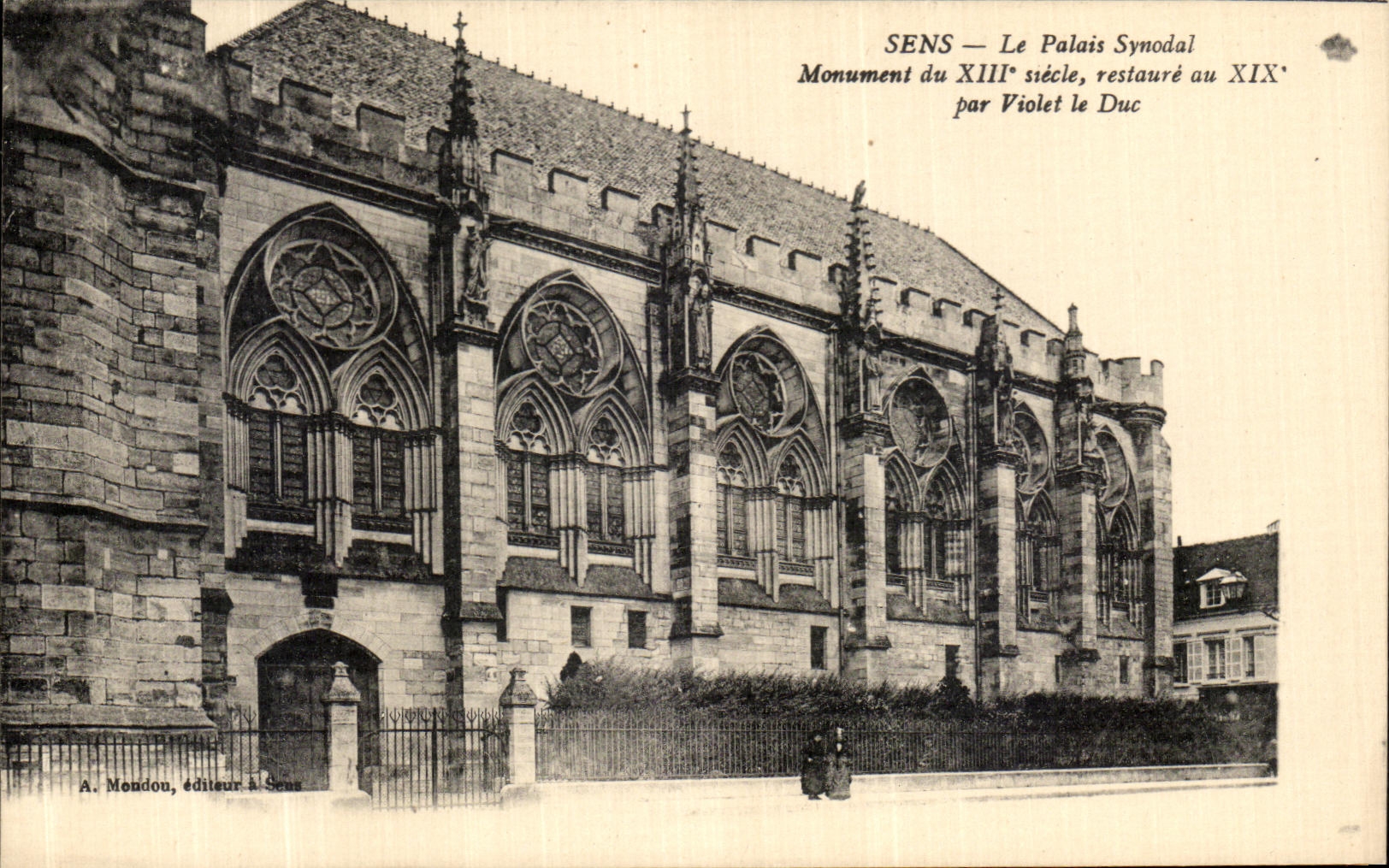 SENS — Le Palais Synodal — Monument du XIIIe siècle, restauré au XIXe par Violet le Duc