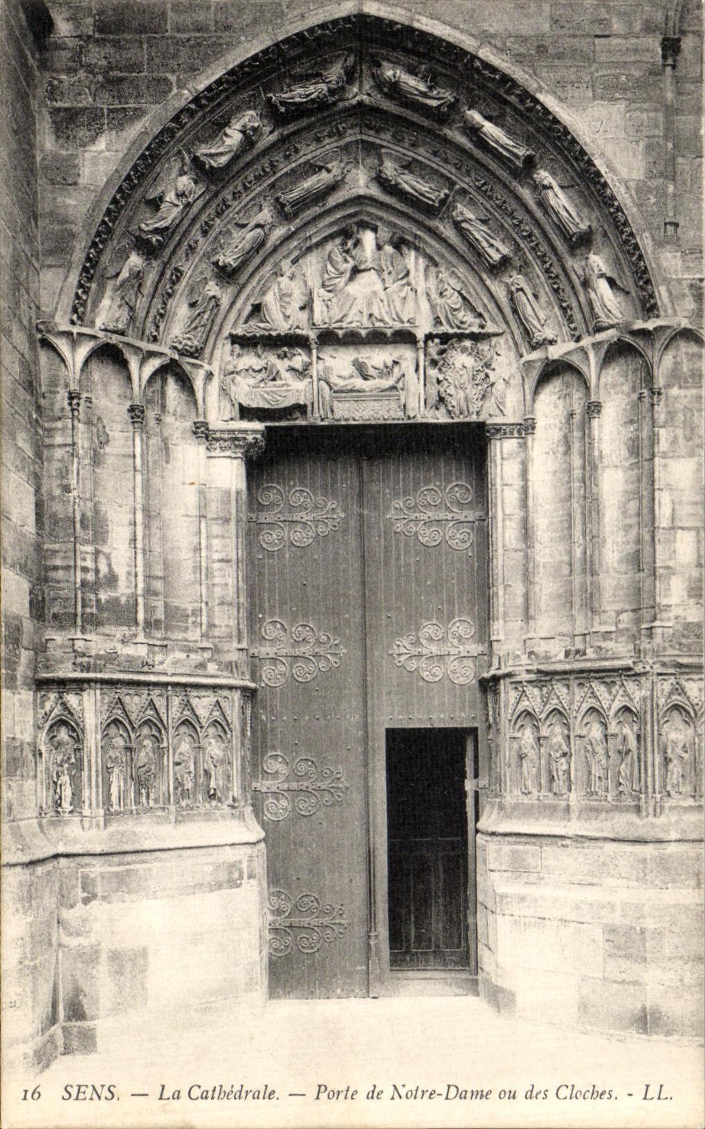 Sens — Die Kathedrale — Tür der Notre-Dame oder der Glocken — LL.