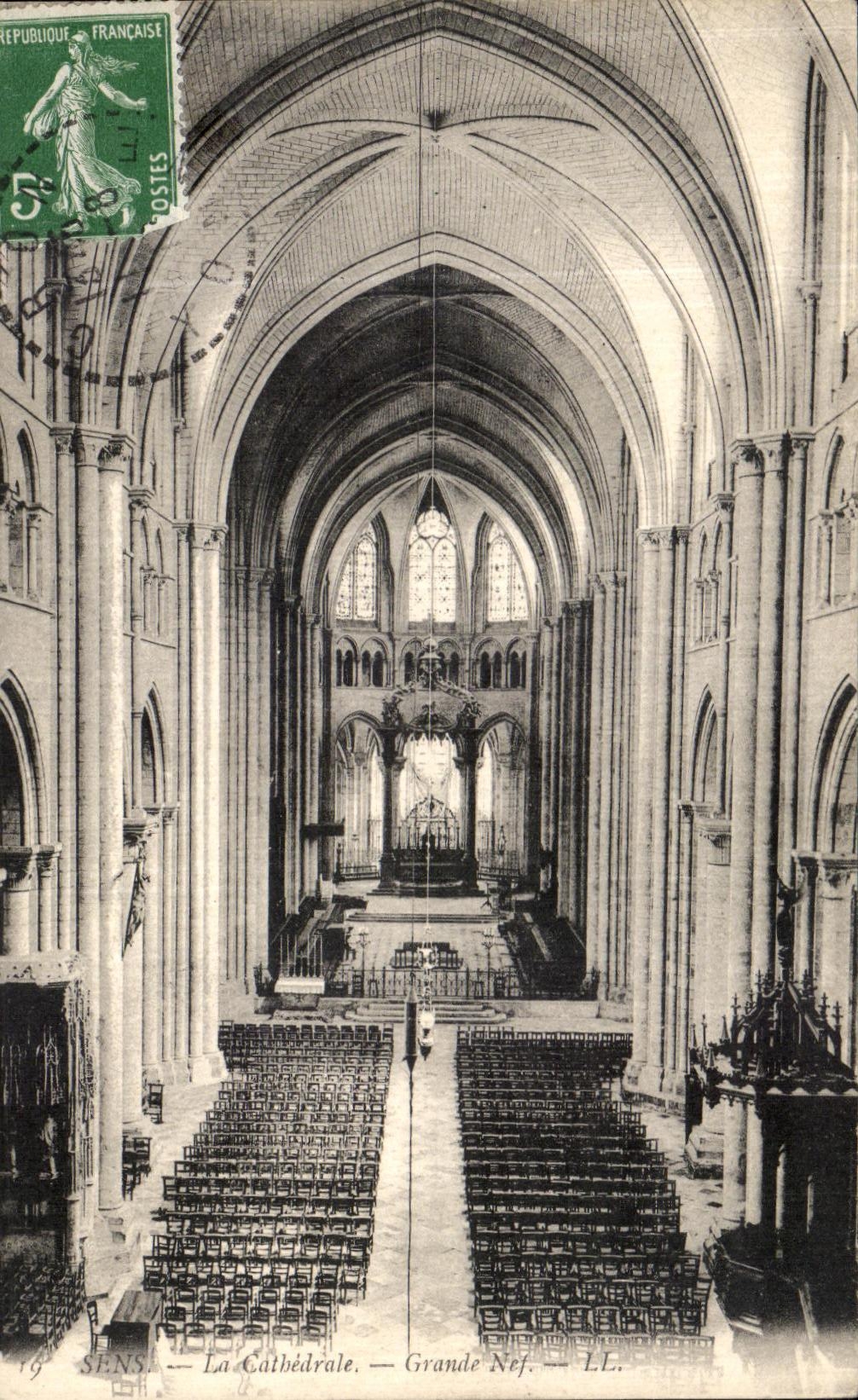 Sens — La Cathédrale — Grande Nef — LL.