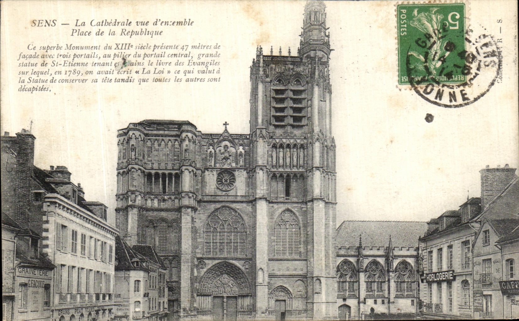 Sens — La Cathédrale vue d'ensemble — Place de la République