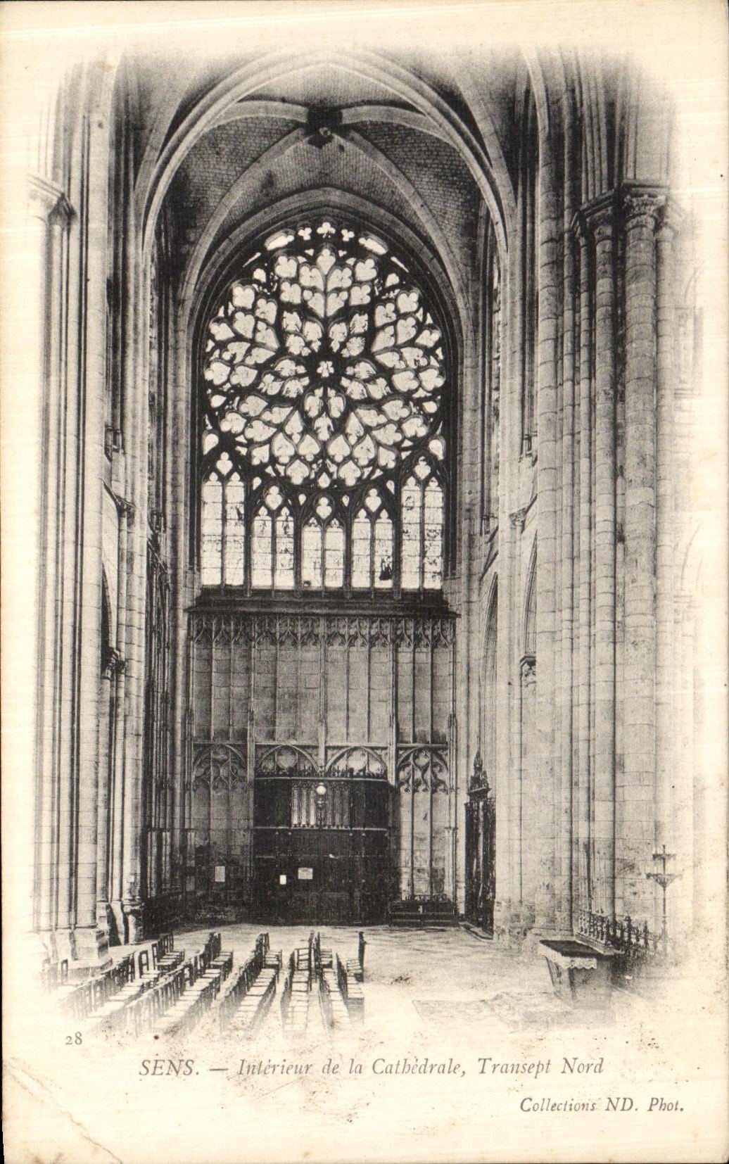 SÉNS — Innenansicht der Kathedrale, Nordtransept — Collections ND. Phot.