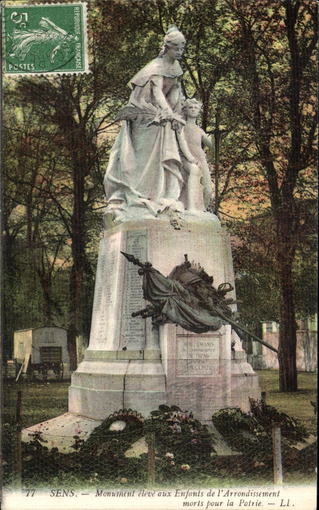 Sens — Monument élevé aux Enfants de l'Arrondissement morts pour la Patrie — Ll.