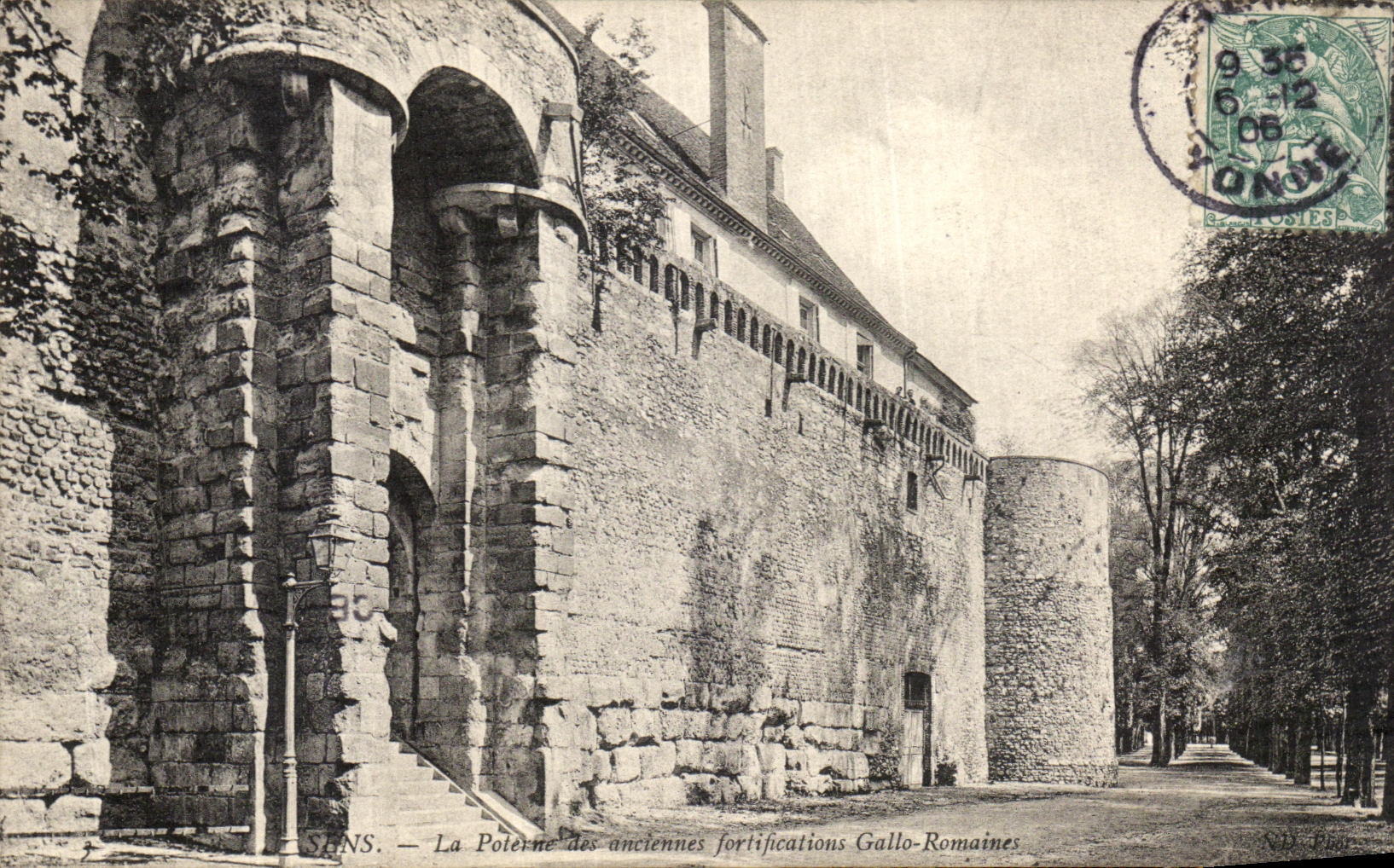 SANS — La Porte de la poterne des anciennes fortifications Gallo-Romaines — éditeur N.D. (non identifié)