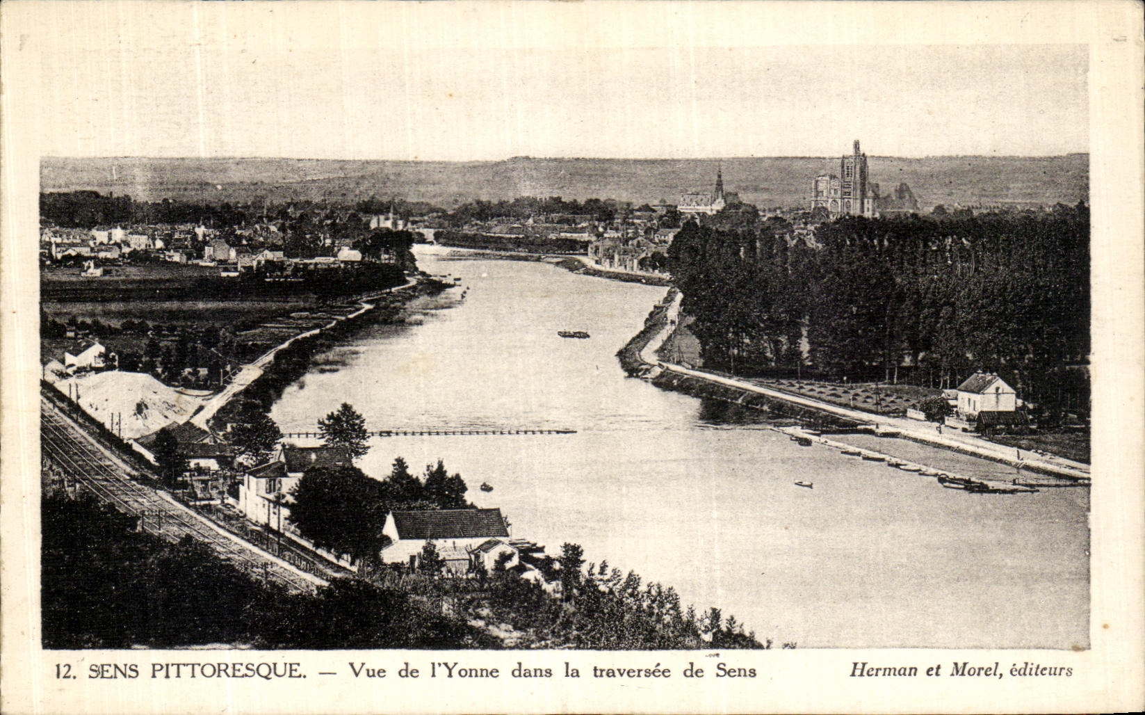 Sens pittoresque — Vue de l'Yonne dans la traversée de Sens — Herman et Morel, éditeurs
