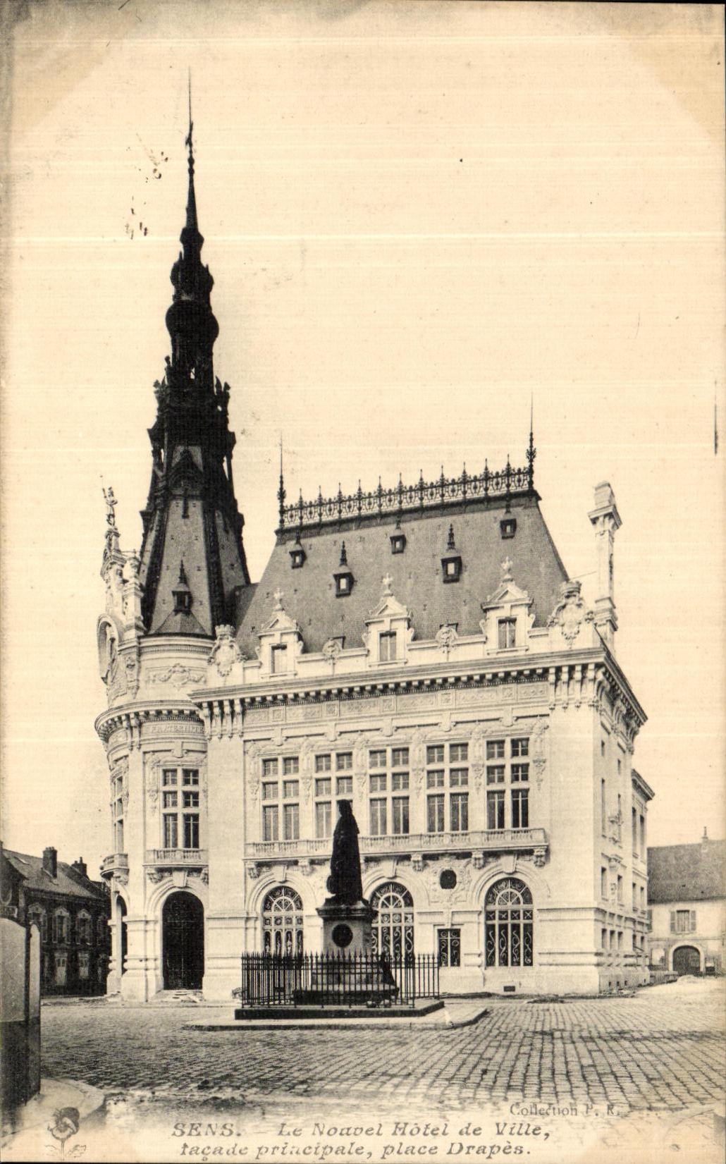 SENS. — Le Nouvel Hôtel de Ville, façade principale, place Drapès. — Collection P. R.