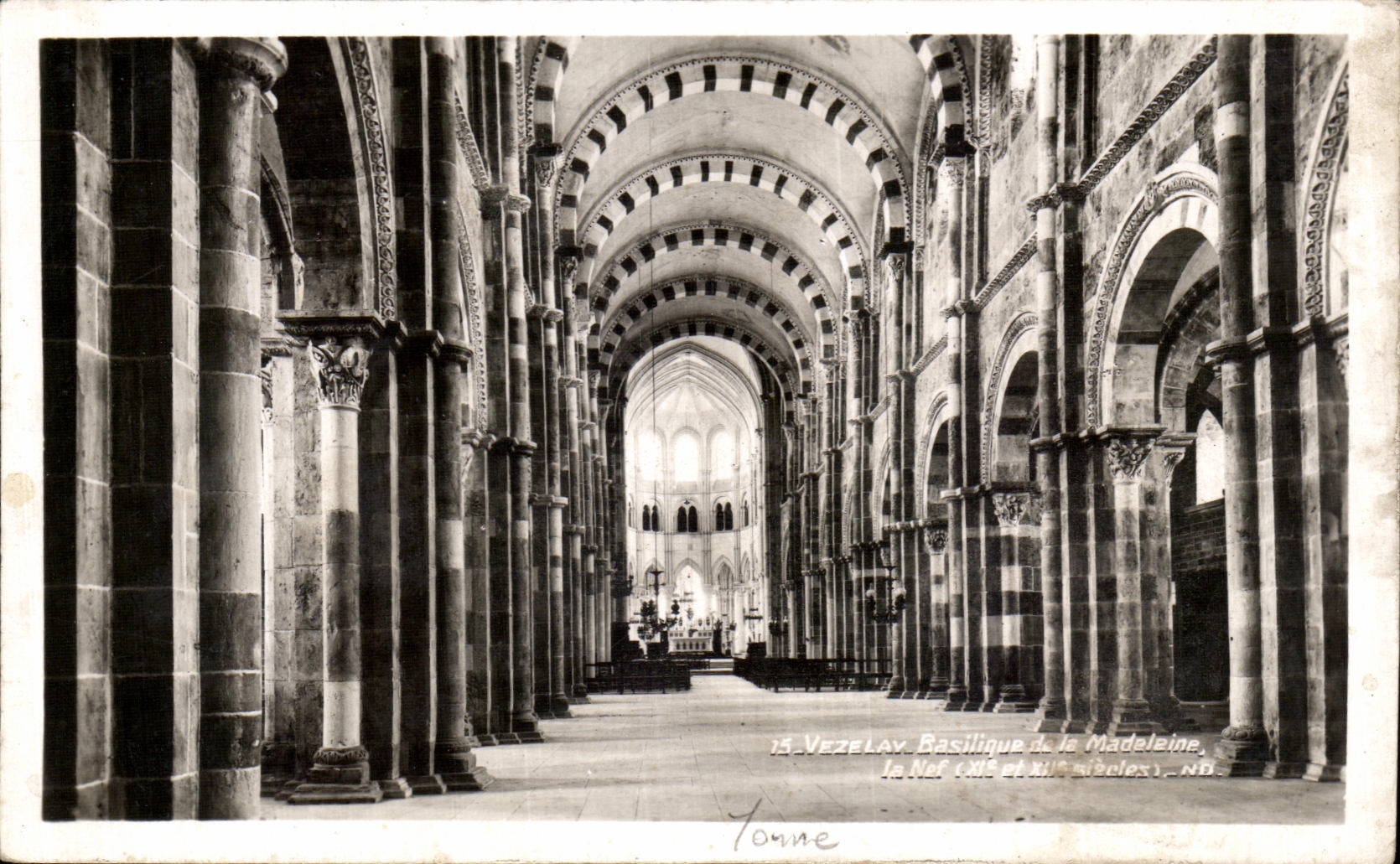 CPA Vezealy Eglise de la Madeleine La Nef 