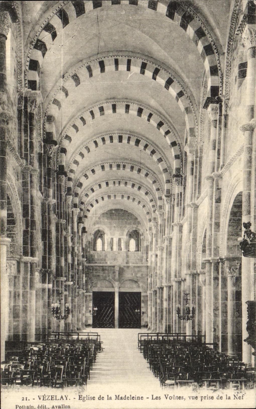 Vézelay - Église de la Madeleine - Les Voûtes, vue prise de la Nef