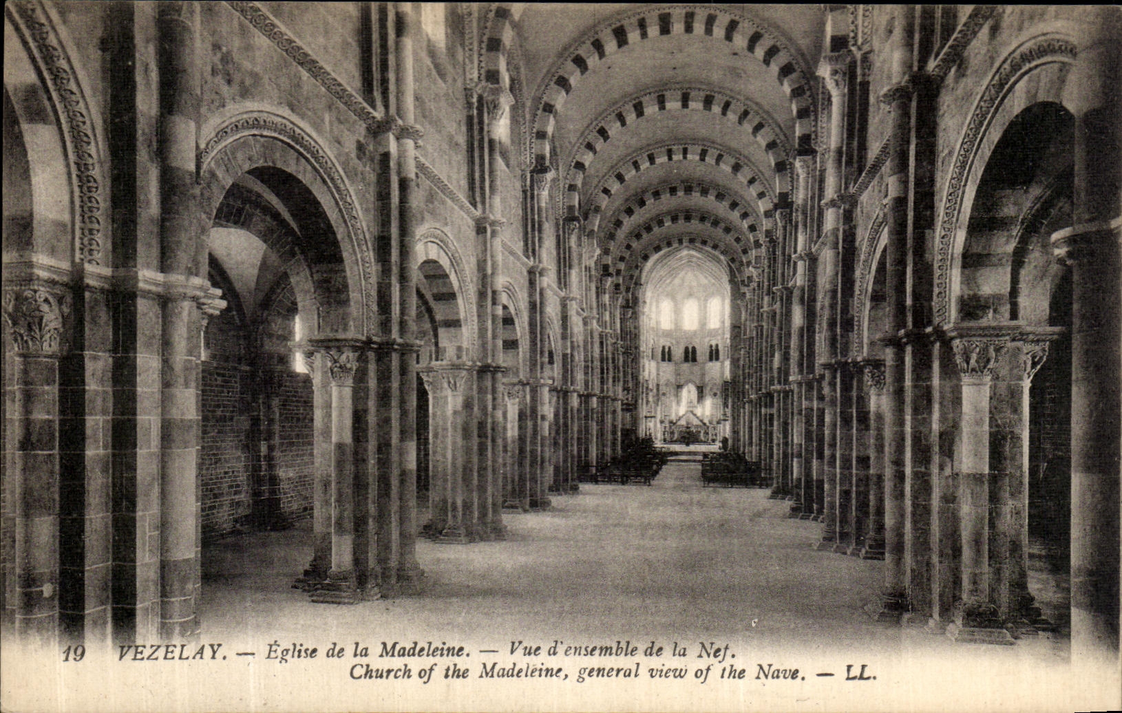 Vézelay — Église de la Madeleine — Vue d'ensemble de la Nef — LL.