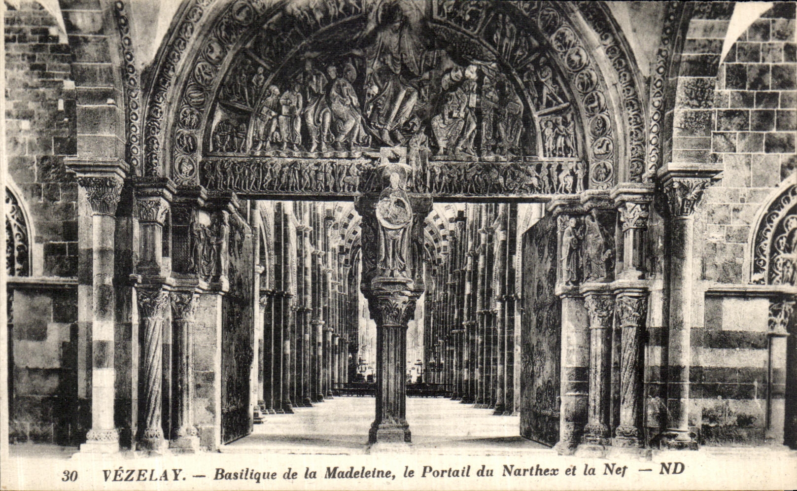 VÉZELAY — Basilique de la Madeleine, le Portail du Narthex et la Nef — ND
