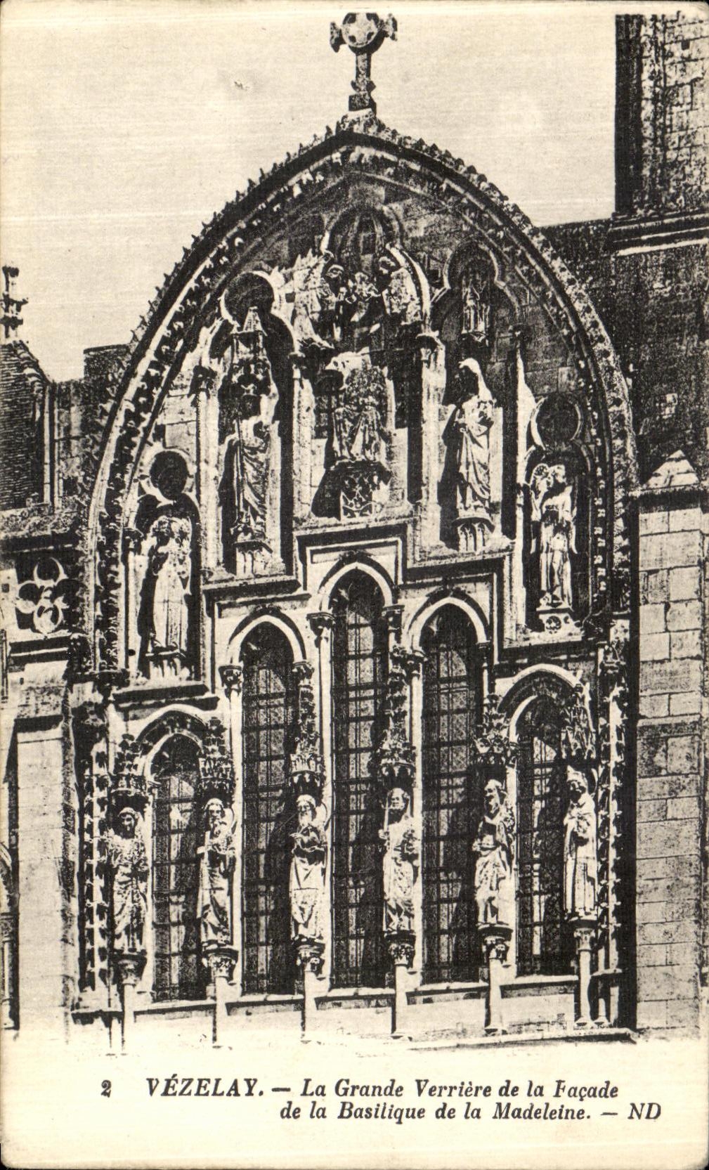 VÉZELAY — La Grande Verrière de la Façade de la Basilique de la Madeleine — ND