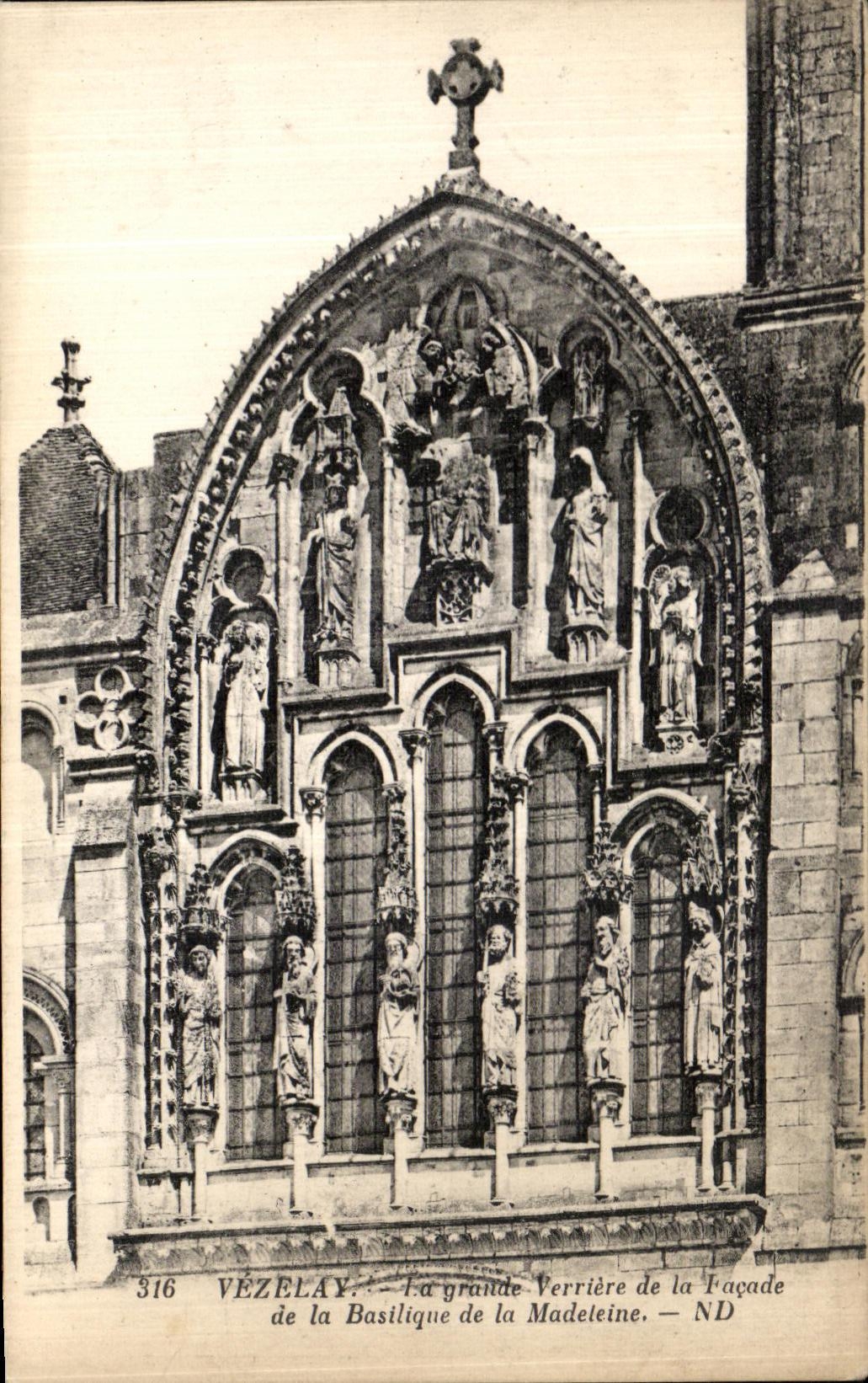 Vézelay — La grande verrière de la façade de la Basilique de la Madeleine — ND