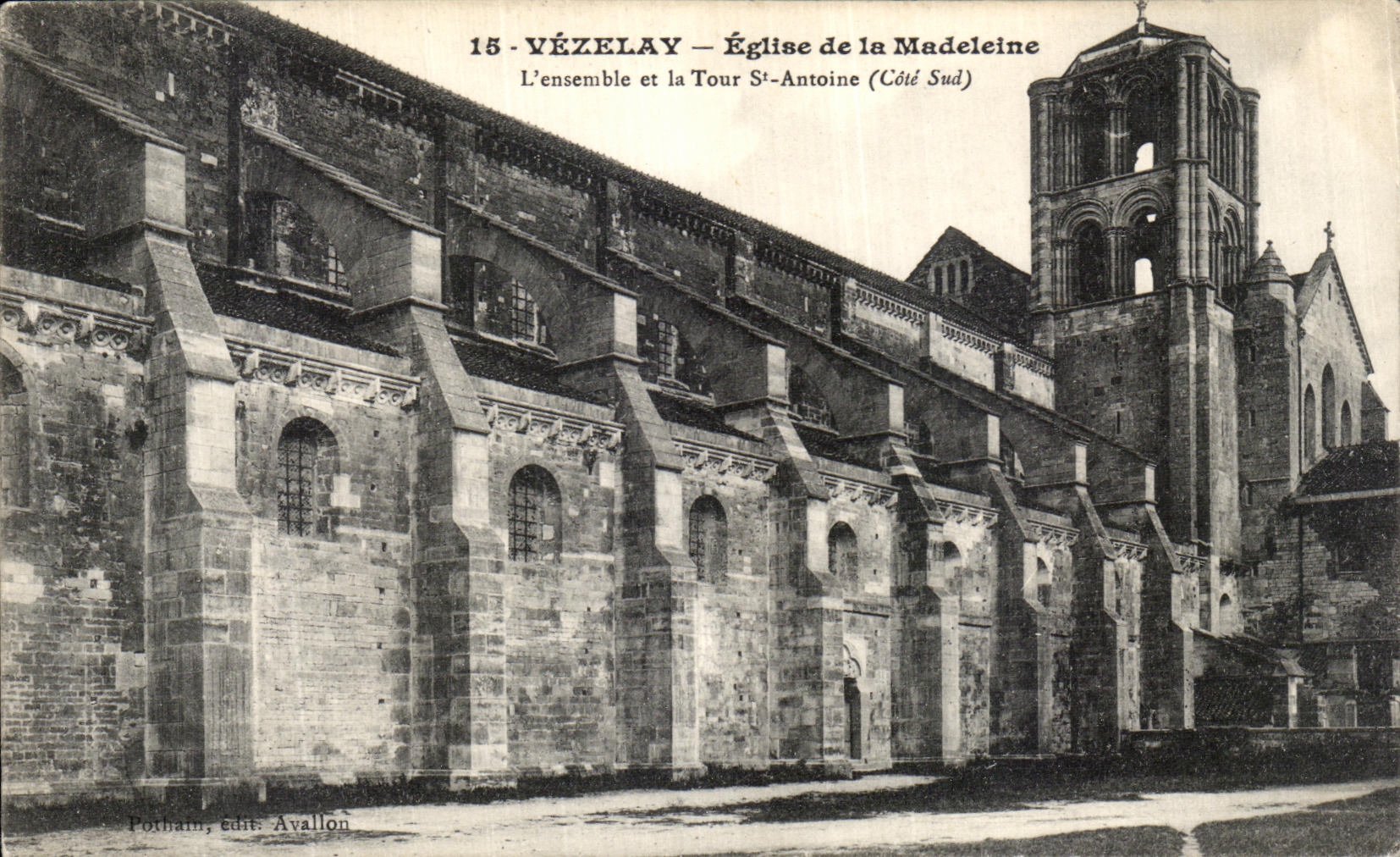 Vézelay — Église de la Madeleine — L'ensemble et la Tour Saint-Antoine (Côté Sud)