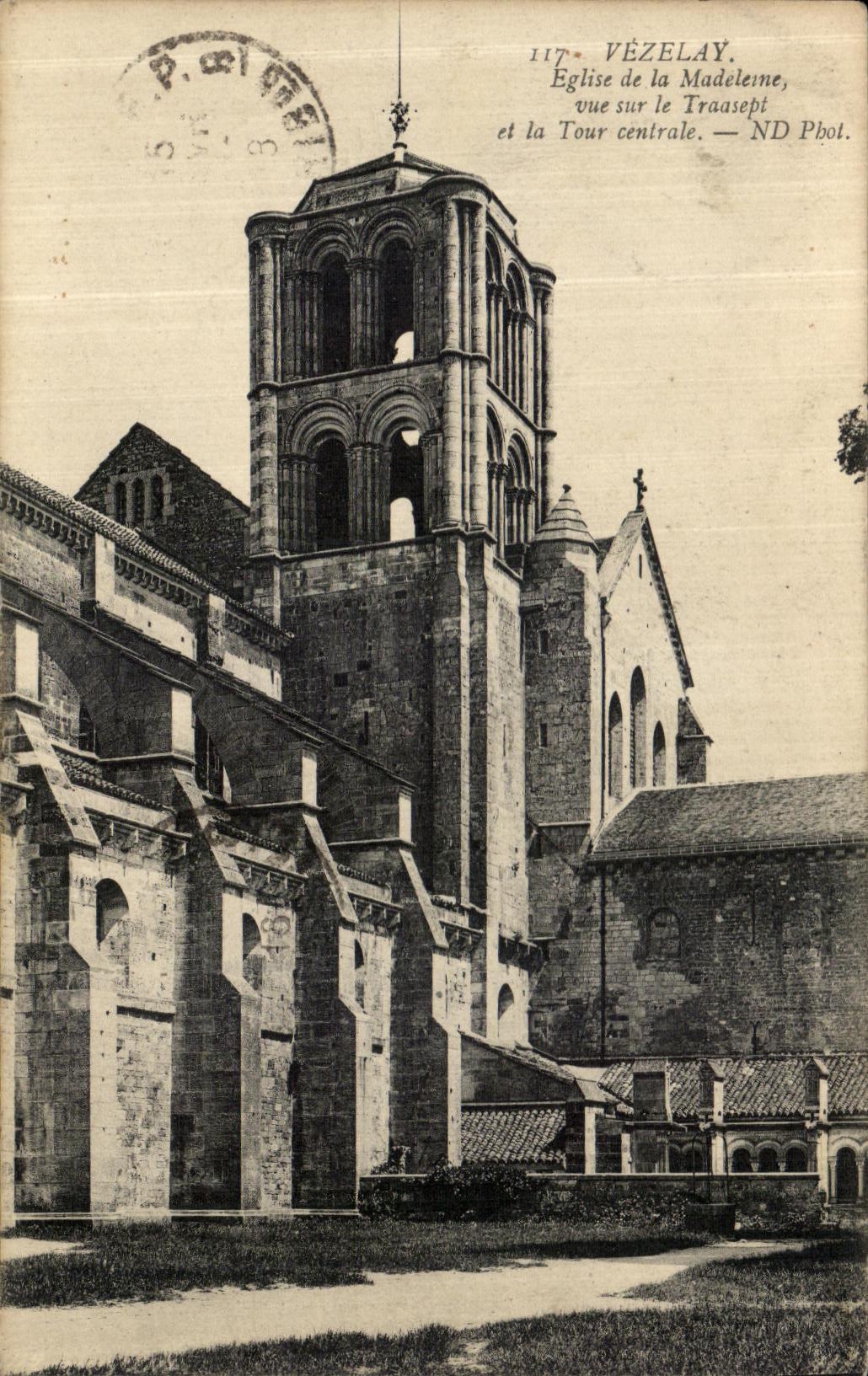 Vézelay — Église de la Madeleine, vue sur le transept et la tour centrale — ND Pbot.