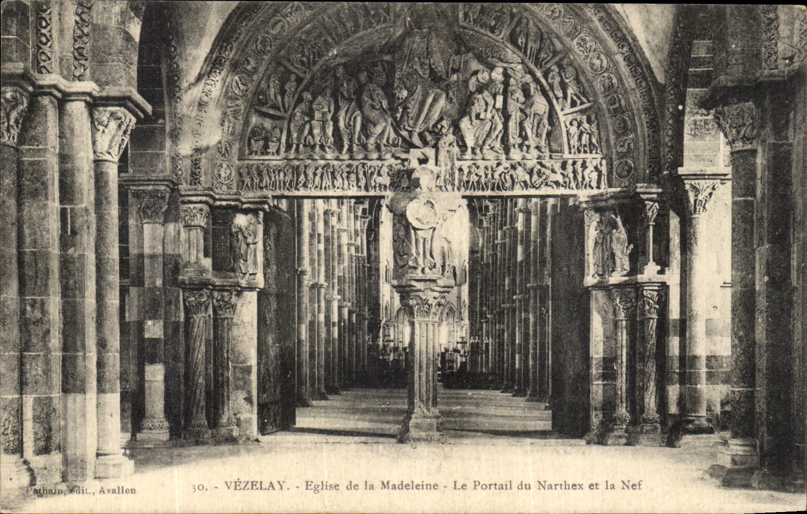 VÉZELAY - Église de la Madeleine - Le Portail du Narthex et la Nef